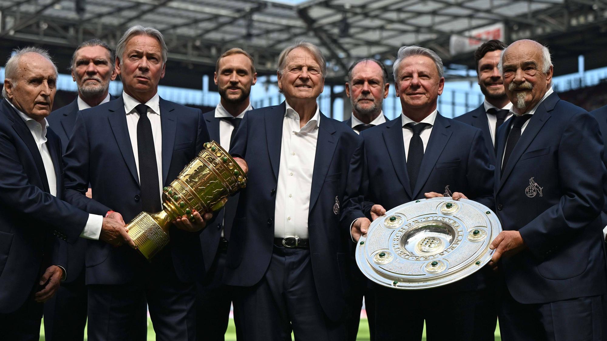 Club der Legenden 1. FC Koeln mit DFB-Pokal und der Meisterschale für die Deutsche Meisterschaft. Vorne mit DFB-Pokal Stephan Engels, Karl-Heinz Thielen, Dieter Prestin und Harald Konopka mit der Meisterschale schauen während des Vorbereitungsspiels zwischen dem 1. FC Köln und Atalanta BC im RheinEnergieStadion am 9. August 2025 in Köln, Deutschland. Foto von Ralf Treese/DeFodi Images Club der Legenden 1. FC Koeln mit DFB-Pokal und der Meisterschale für die Deutsche Meisterschaft. Vorne mit DFB-Pokal Stephan Engels, Karl-Heinz Thielen, Dieter Prestin und Harald Konopka mit der Meisterschale look on during the pre-season friendly match between 1. FC Köln and Atalanta BC at RheinEnergieStadion on August 9, 2025 in Cologne, Germany. Photo by Ralf Treese/DeFodi Images DFL regulations prohibit any use of photographs as image sequences and/or quasi-video. Photo by Ralf Treese/DeFodi Images *** Club der Legenden 1 FC Koeln with DFB Pokal and the Meisterschale for the German Championship In front with DFB Pokal Stephan Engels, Karl Heinz Thielen, Dieter Prestin and Harald Konopka with the Meisterschale look on during the preparation match between 1 FC Köln and Atalanta BC at RheinEnergieStadion on August 9, 2025 in Cologne, Germany, Germany Photo by Ralf Treese DeFodi Images Club of Legends 1 FC Koeln with DFB Cup and the championship trophy for the German championship In front with DFB Cup Stephan Engels, Karl Heinz Thielen, Dieter Prestin and Harald Konopka with the championship trophy look on during the pre season friendly match between 1 FC Köln and Atalanta BC at RheinEnergieStadion on August 9, 2025 in Cologne, Germany Photo by Ralf Treese DeFodi Images DFL regulations prohibit any use of photographs as image sequences and or quasi video Photo by Ralf Treese DeFodi Images