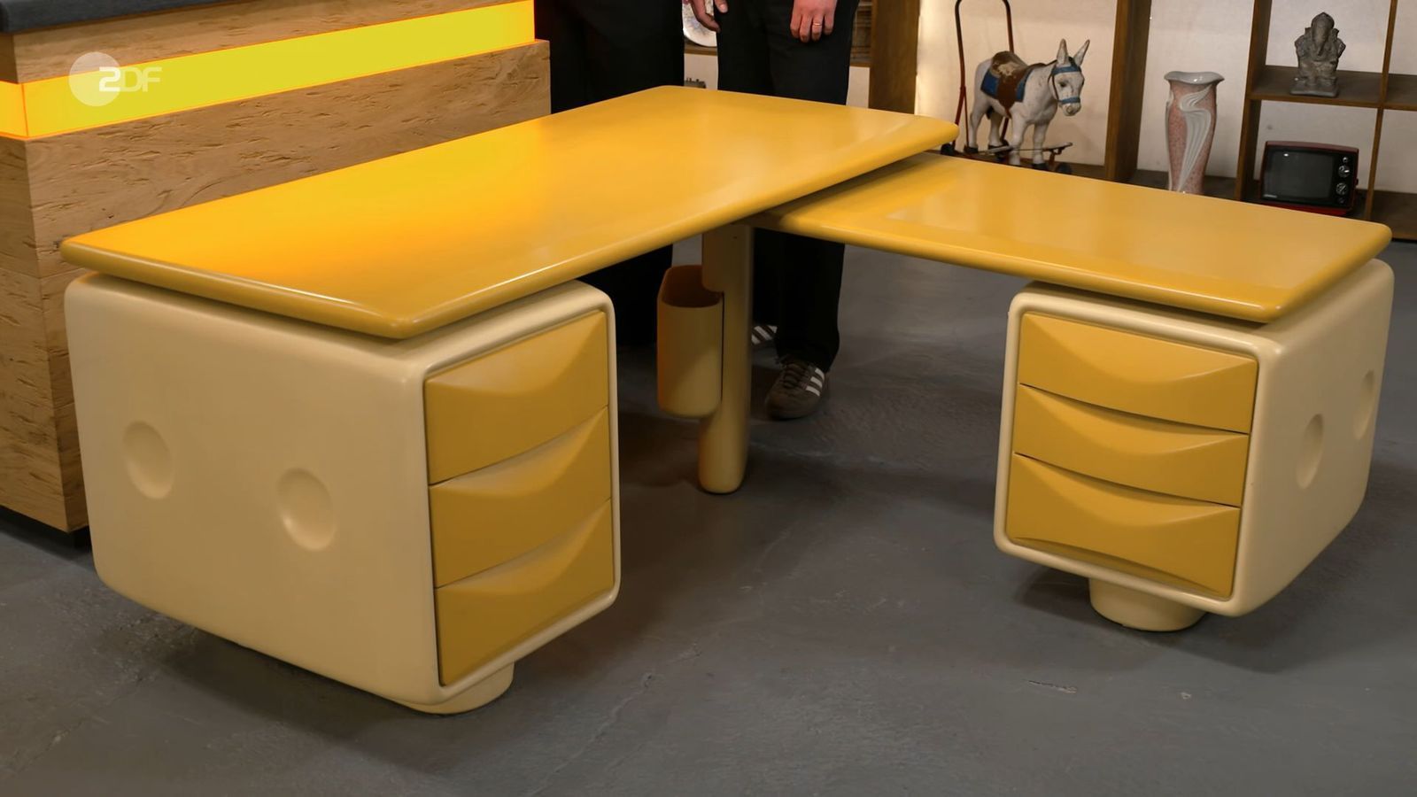 Der Designer-Schreibtisch „Igl Jet“ von Ernest Igl aus den 1970er-Jahren war 1.300 bis 1.800 Euro wert. Jan Cizek bekam das Stück für 900 Euro. 
 (Bild: ZDF)