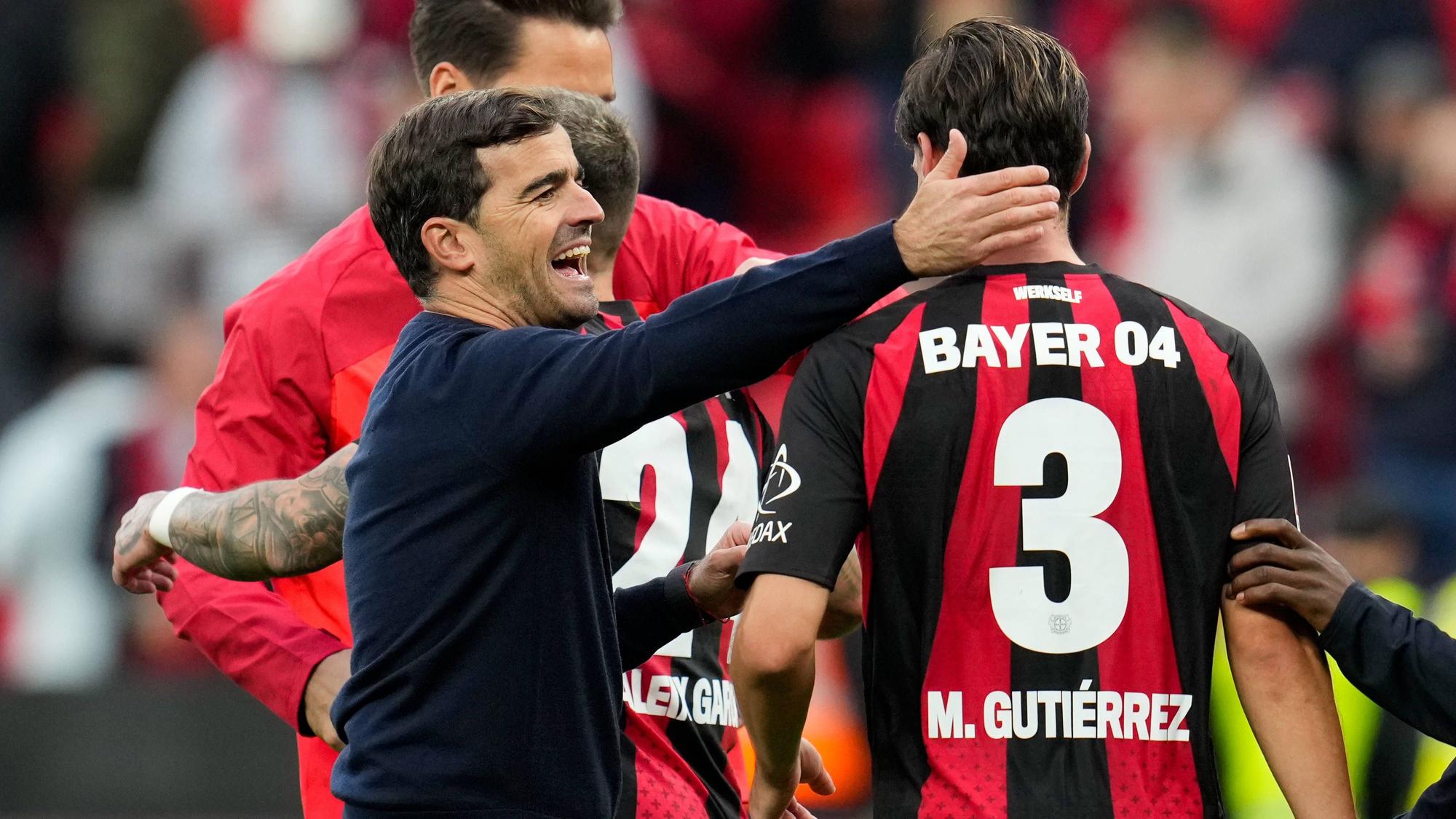 Carles Martinez Bayer 04 Leverkusen, Cheftrainer und Miguel Gutierrez Bayer 04 Leverkusen, 3 nach dem Spiel. GER, Bayer 04 Leverkusen vs SC Freiburg, 1. Bundesliga, 6. Spieltag, Saison 2026-27, BayArena, Leverkusen, 18.10.2026 DFL REGULATIONS PROHIBIT ANY USE OF PHOTOGRAPHS AS IMAGE SEQUENCES AND/OR QUASI-VIDEO Bayer 04 Leverkusen vs SC Freiburg, 1. Bundesliga, 6. Spieltag, Saison 2026-27, 18.10.2026 Leverkusen *** Carles Martinez, Bayer 04 Leverkusen, Head Coach, and Miguel Gutierrez, Bayer 04 Leverkusen, 3 minutes after the game GER, Bayer 04 Leverkusen vs. SC Freiburg, Bundesliga 1, Matchday 6, 202627 season, BayArena, Leverkusen, October 18, 2026 DFL regulations prohibit any use of photographs as image sequences and/or quasi-video Bayer 04 Leverkusen vs. SC Freiburg, Bundesliga 1, Matchday 6, 202627 season, October 18, 2026, Leverkusen Copyright: xEibner-Pressefoto/ScottxColemanx EP_SCN