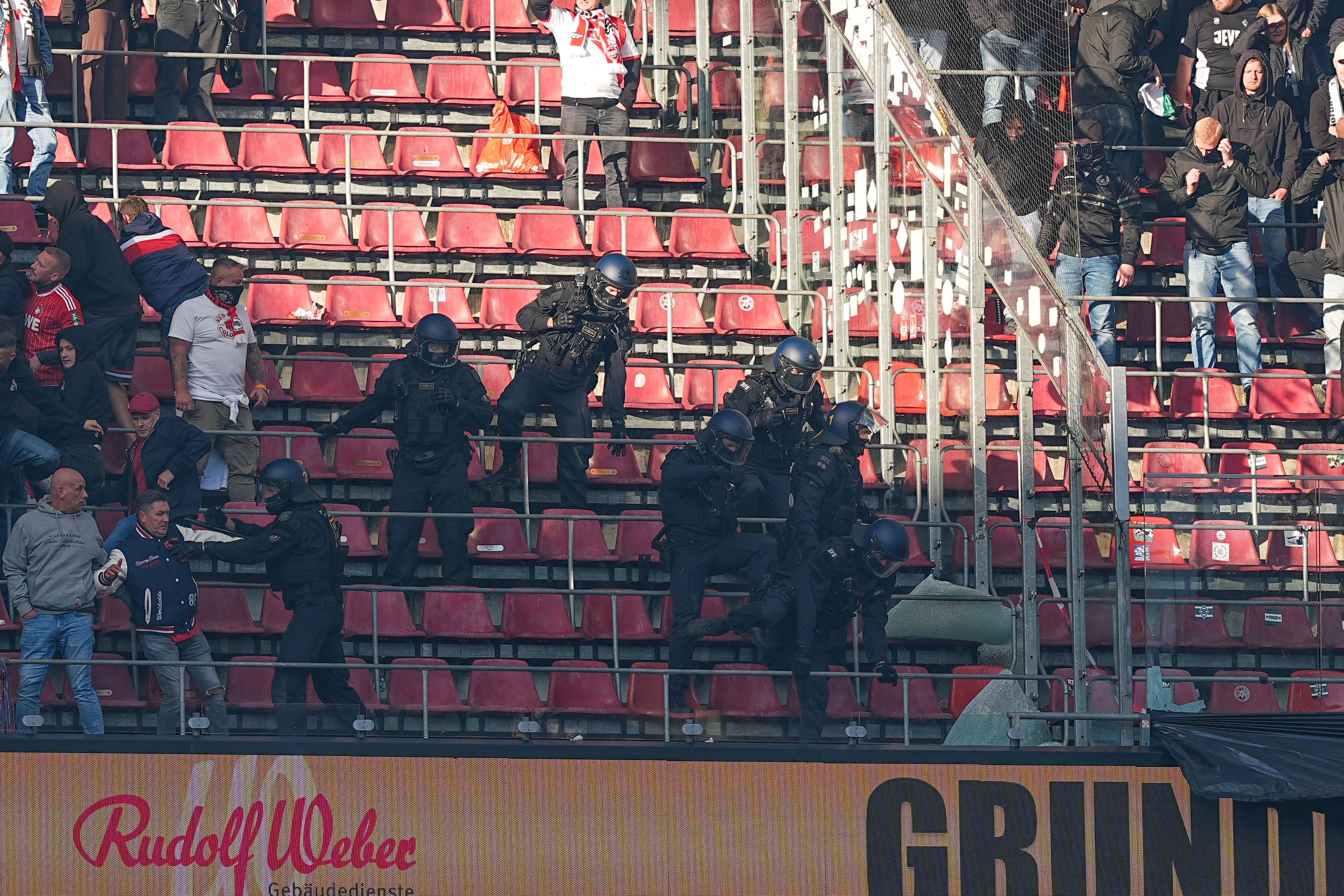 Der Polizeieinsatz im Rhein-Energie-Stadion.
