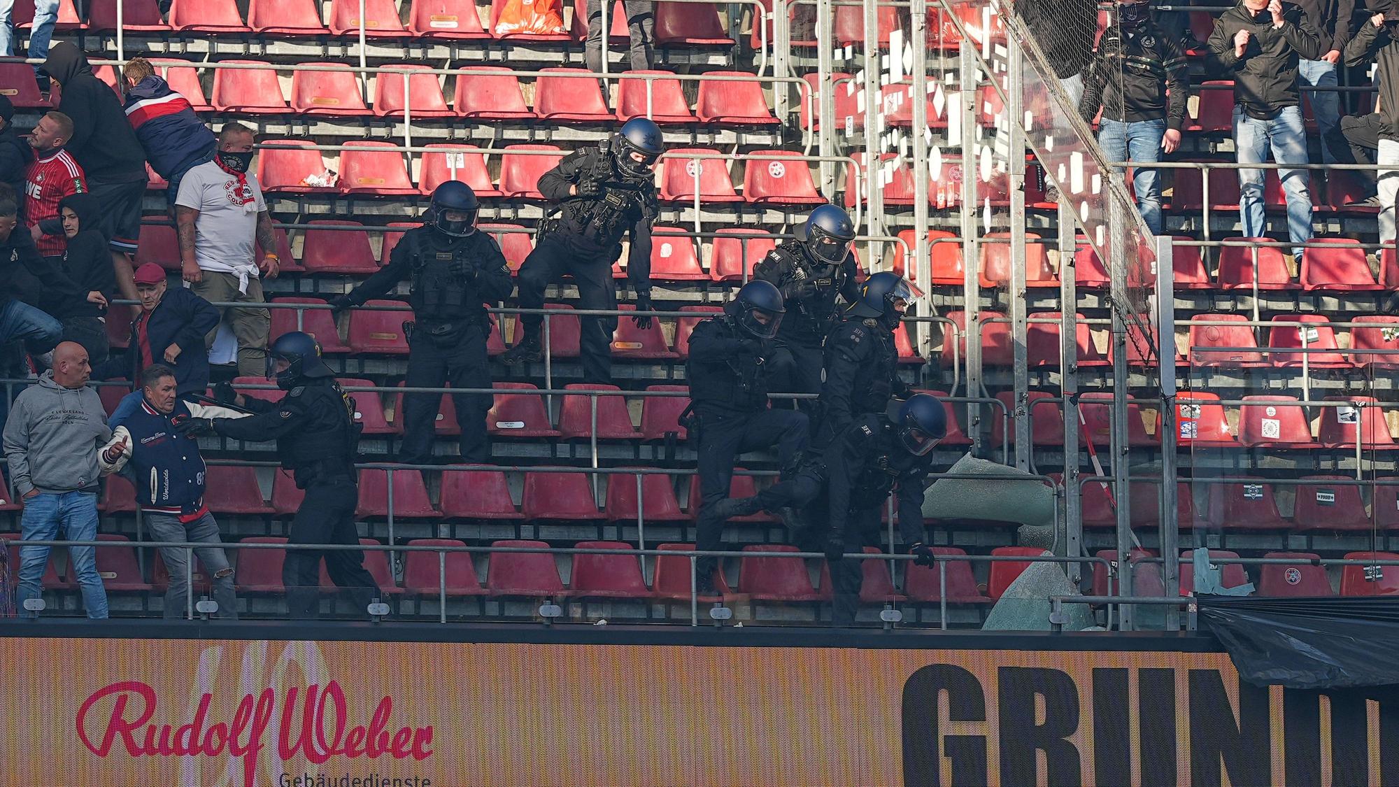 Der Polizeieinsatz im Rhein-Energie-Stadion.