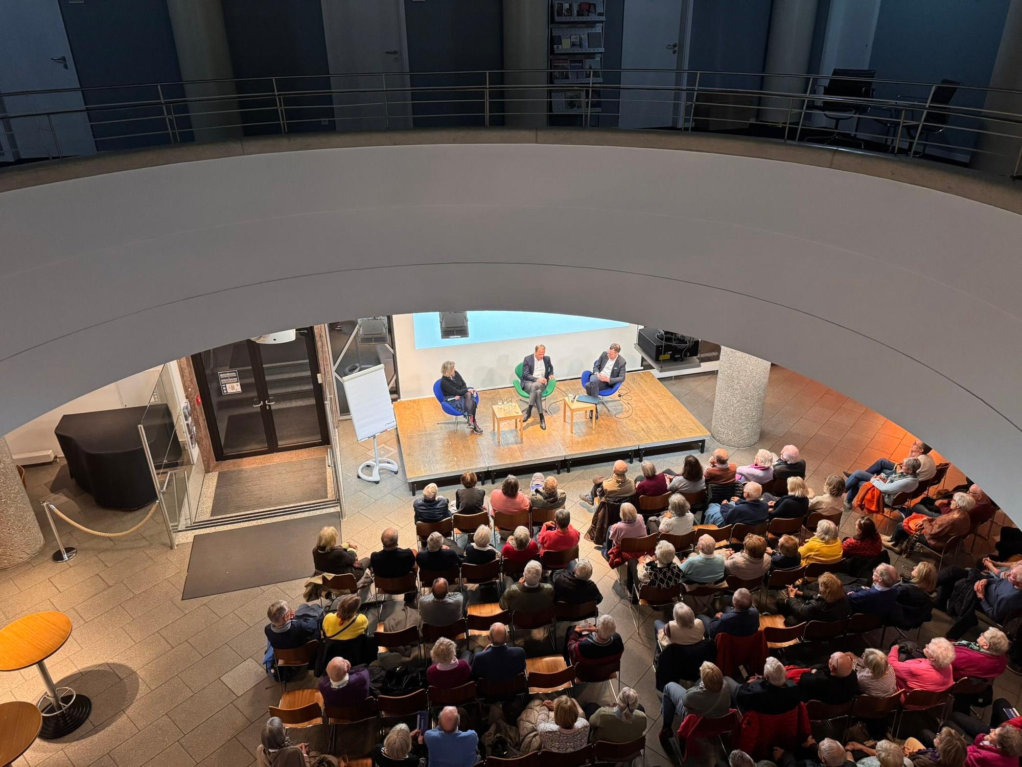 Publikum und Talkgäste im Domforum
