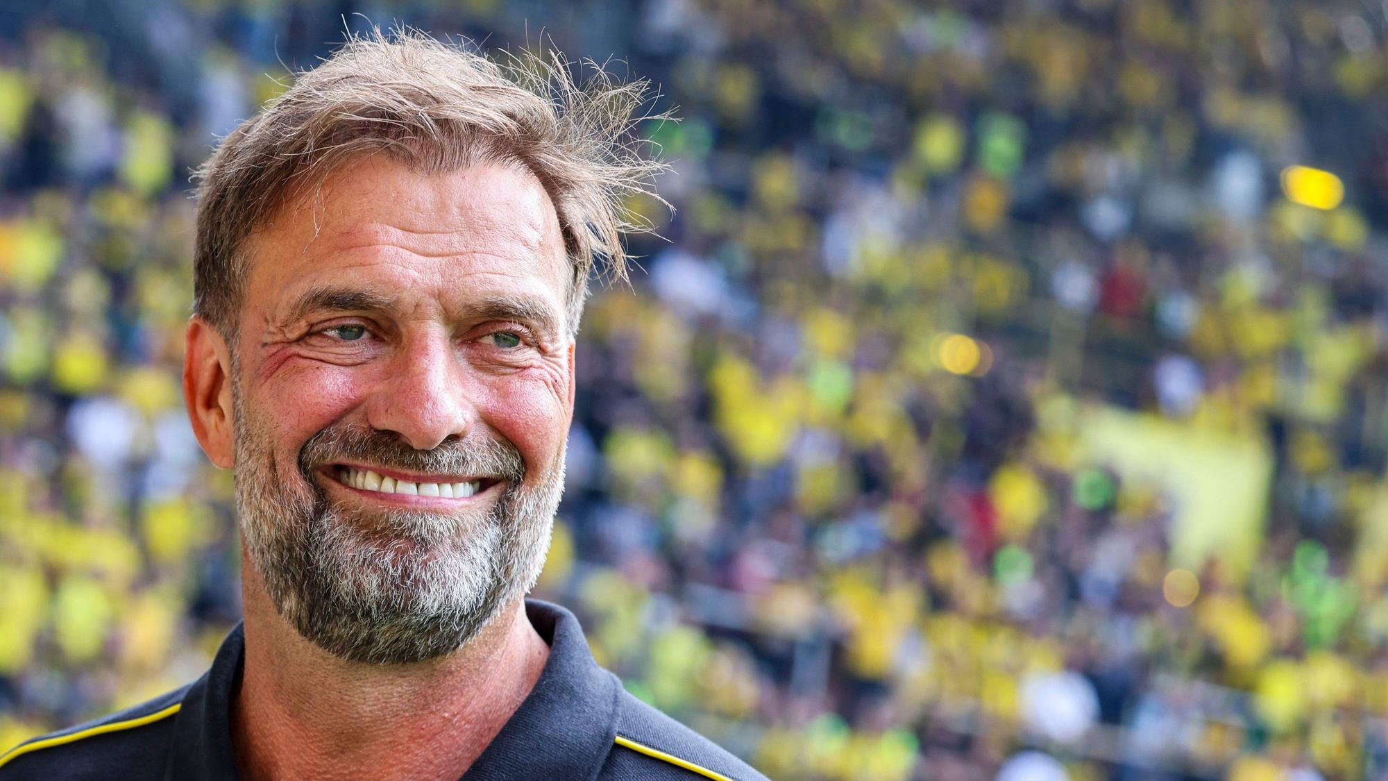 Jürgen Klopp lacht im Stadion von Borussia Dortmund.