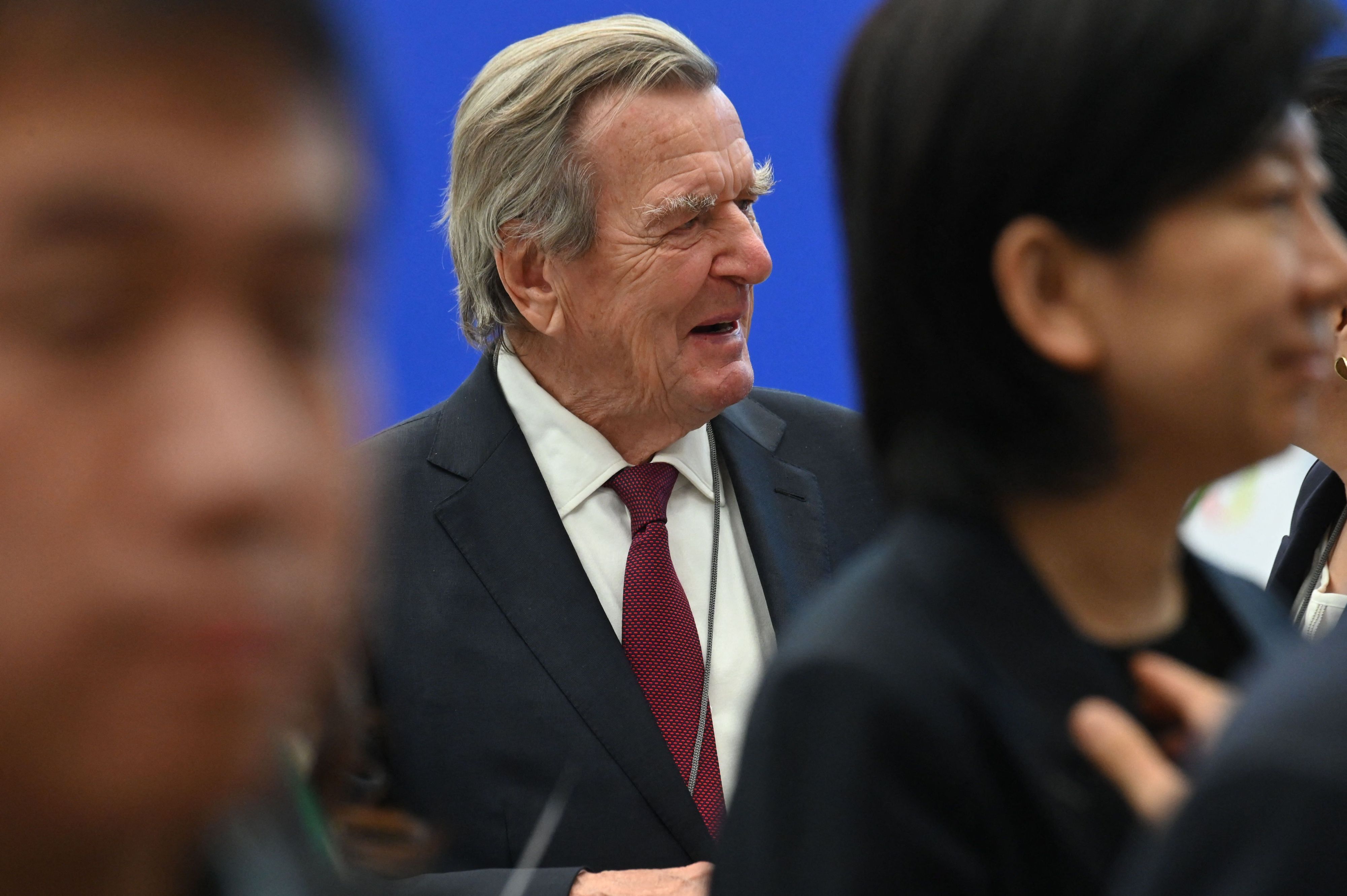 Altkanzler Gerhard Schröder (SPD) nimmt an der Eröffnungszeremonie des Global Governance Forums.