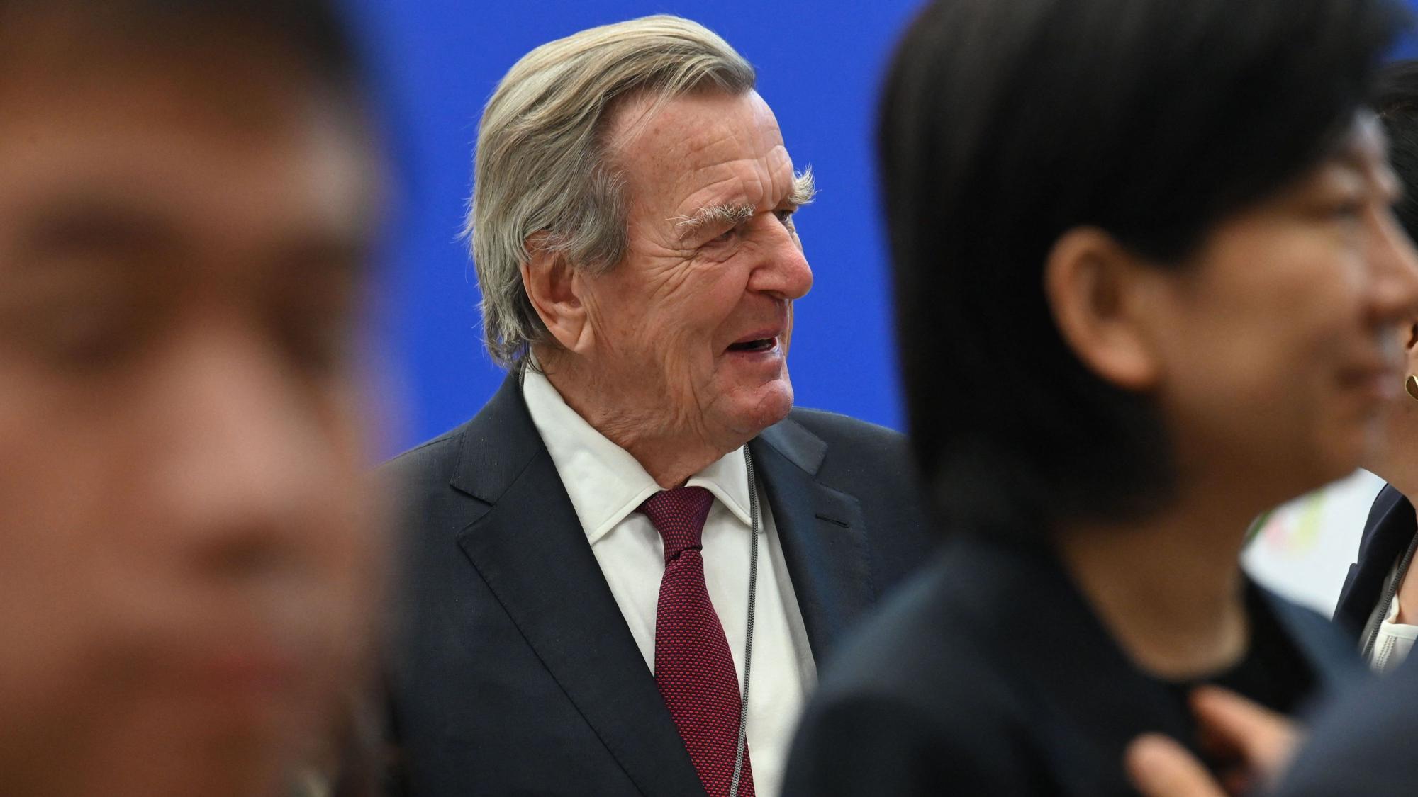 Altkanzler Gerhard Schröder (SPD) nimmt an der Eröffnungszeremonie des Global Governance Forums.