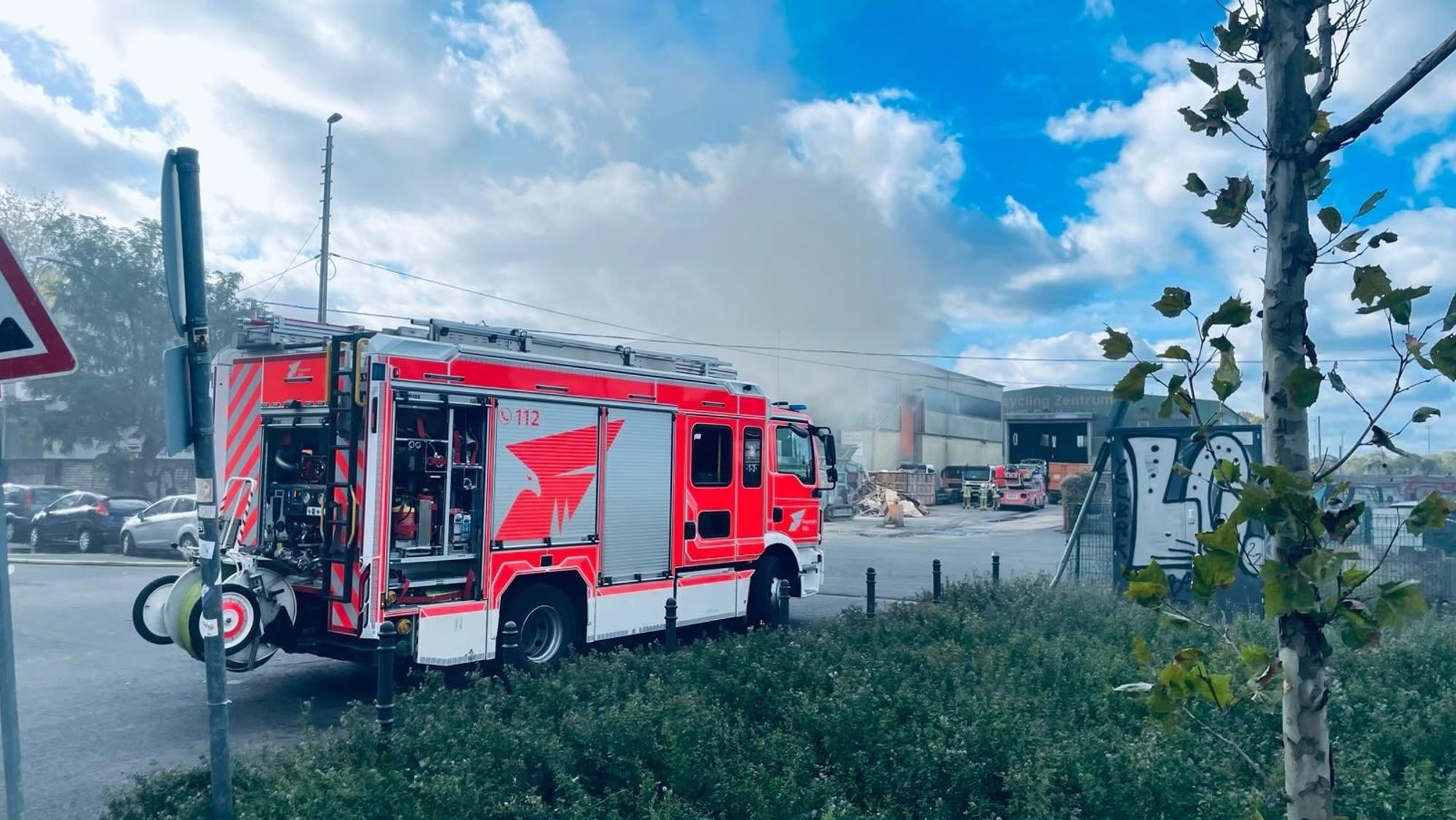 Die Kölner Feuerwehr bekämpft am Samstag (24. Oktober) einen Brand in einer Recyclinghalle an der Bonner Straße in Köln-Raderberg.