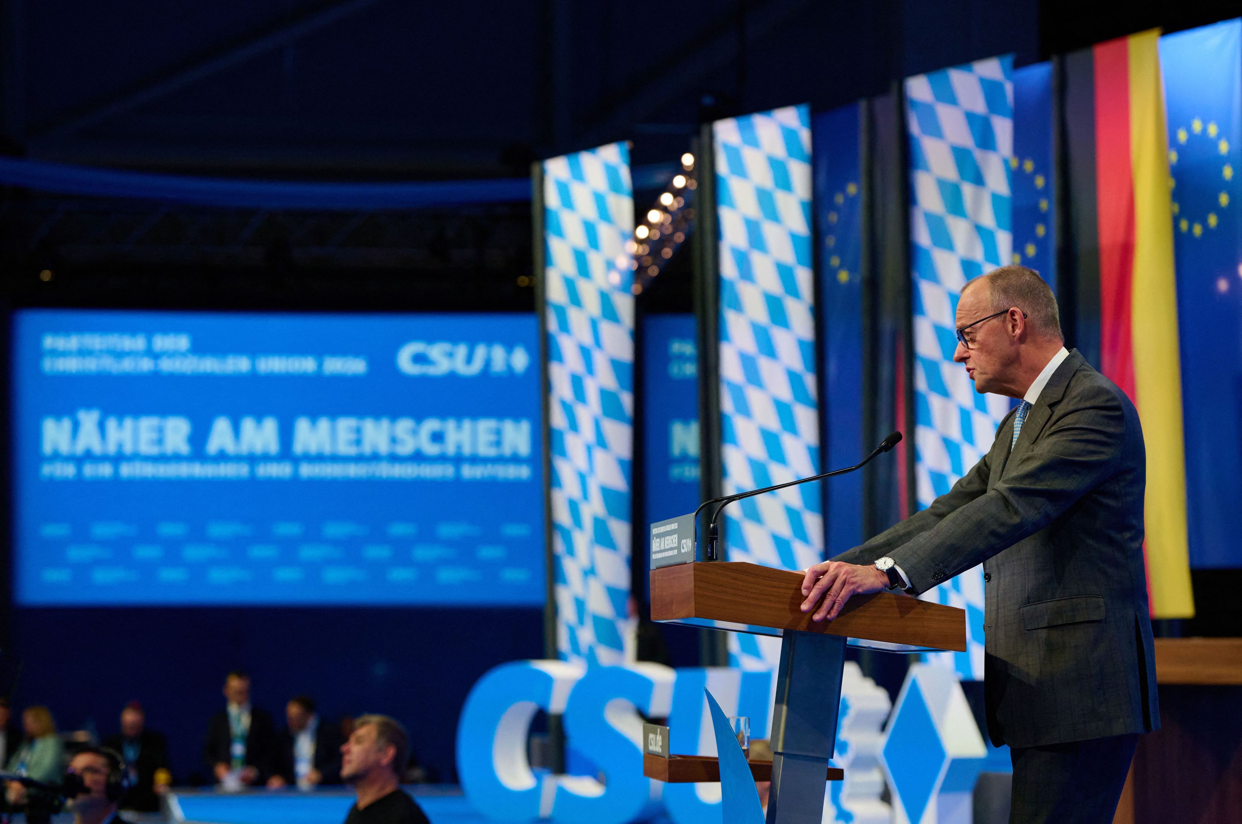 Friedrich Merz, CDU-Vorsitzender und Bundeskanzler, steht beim CSU-Parteitag in der Messehalle auf der Bühne.