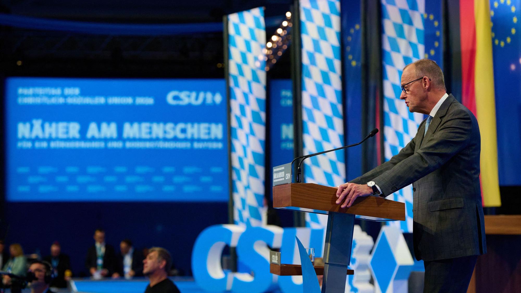 Friedrich Merz, CDU-Vorsitzender und Bundeskanzler, steht beim CSU-Parteitag in der Messehalle auf der Bühne.