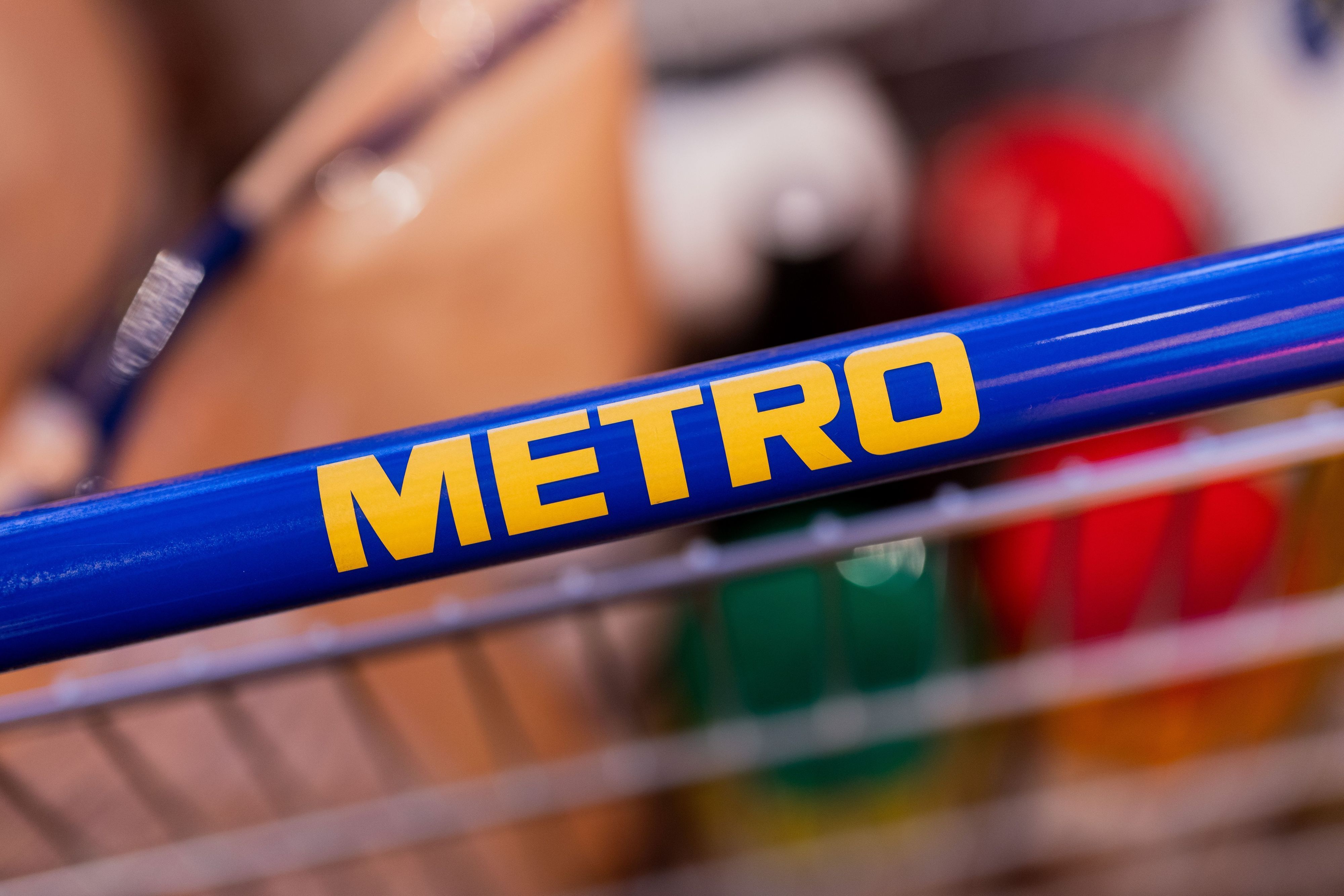 Das Logo der Metro ist auf einem Einkaufswagen zu sehen. Die beschlagnahmte russische Tochter des Düsseldorfer Konzerns hat indirekt Geld an die russische Armee gespendet. (Archivbild)