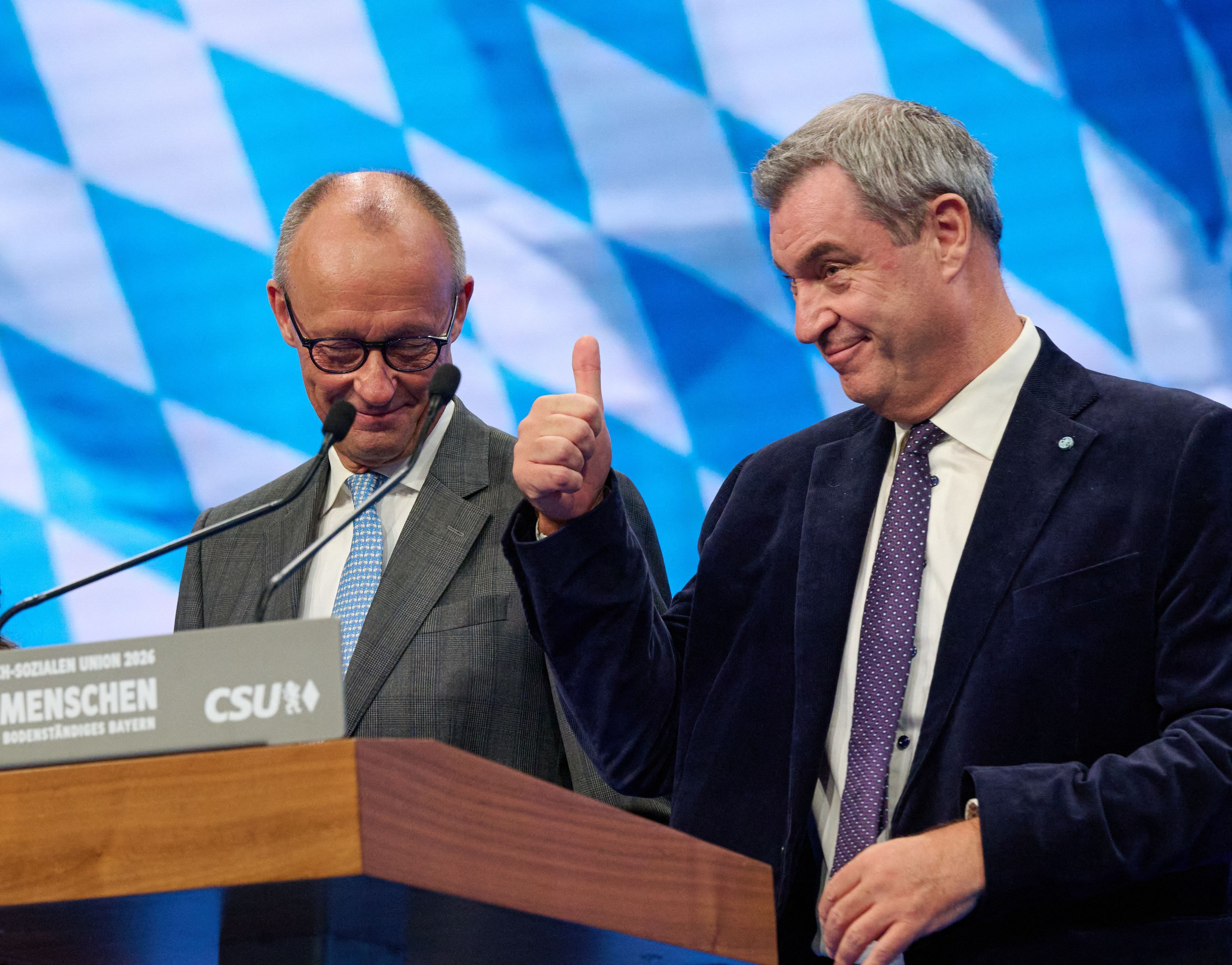 Der CDU‑Vorsitzende und Bundeskanzler Friedrich Merz (l.) und Markus Söder, CSU-Vorsitzender, stehen zum Abschluss des CSU‑Parteitags zusammen auf der Bühne.