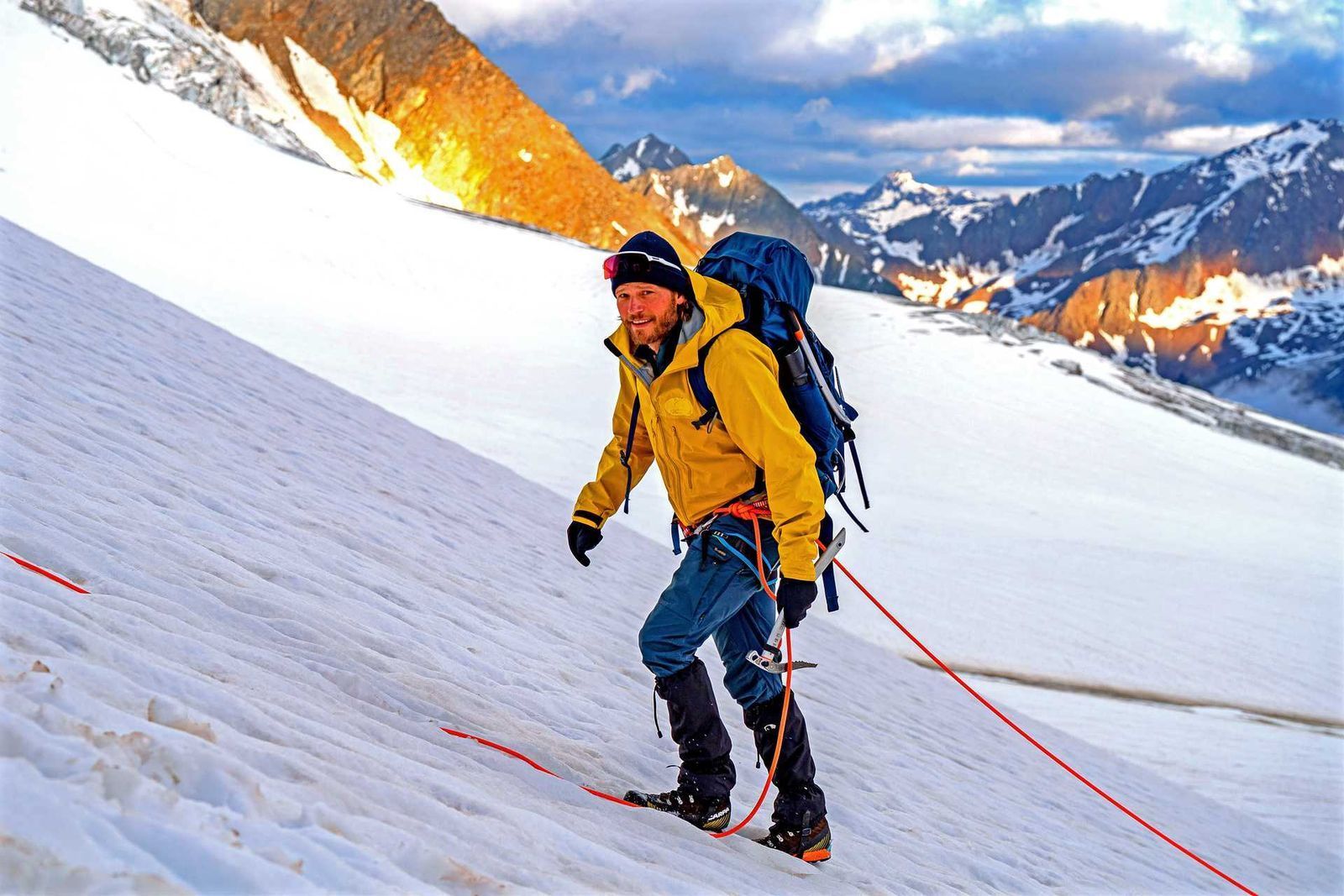 Auch wenn Sebastian Ströbel im schönen Hamburg lebt: Die Berge liebt er über alles. 2023 erklomm der „Bergretter“ in „Sebastian Ströbel: Meine Alpen - Extreme der Berge“ die Wildspitze, den zweithöchsten Berg Österreichs. (Bild: ZDF / Thomas Maerz)