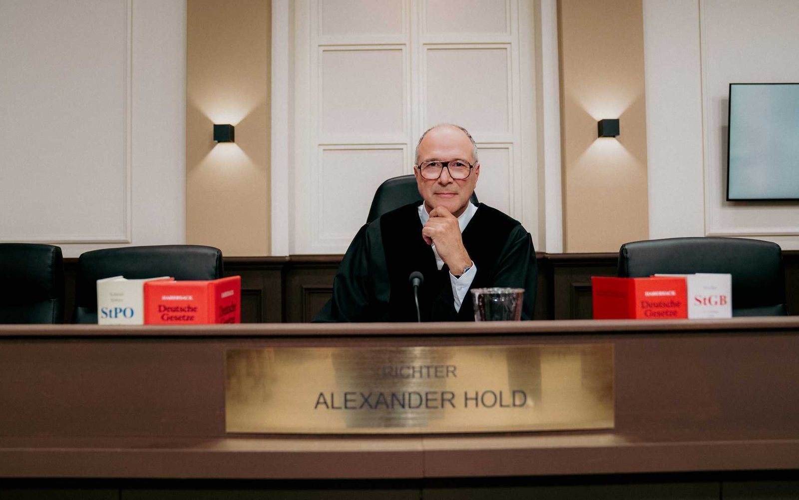 Außer dem neuen Sitzungssaal und dem zurückgewichenen Haaransatz habe sich zu den früheren Folgen der Gerichtsshow nicht viel verändert, sagt TV-Richter Alexander Hold. (Bild: SAT.1 / Joyn)