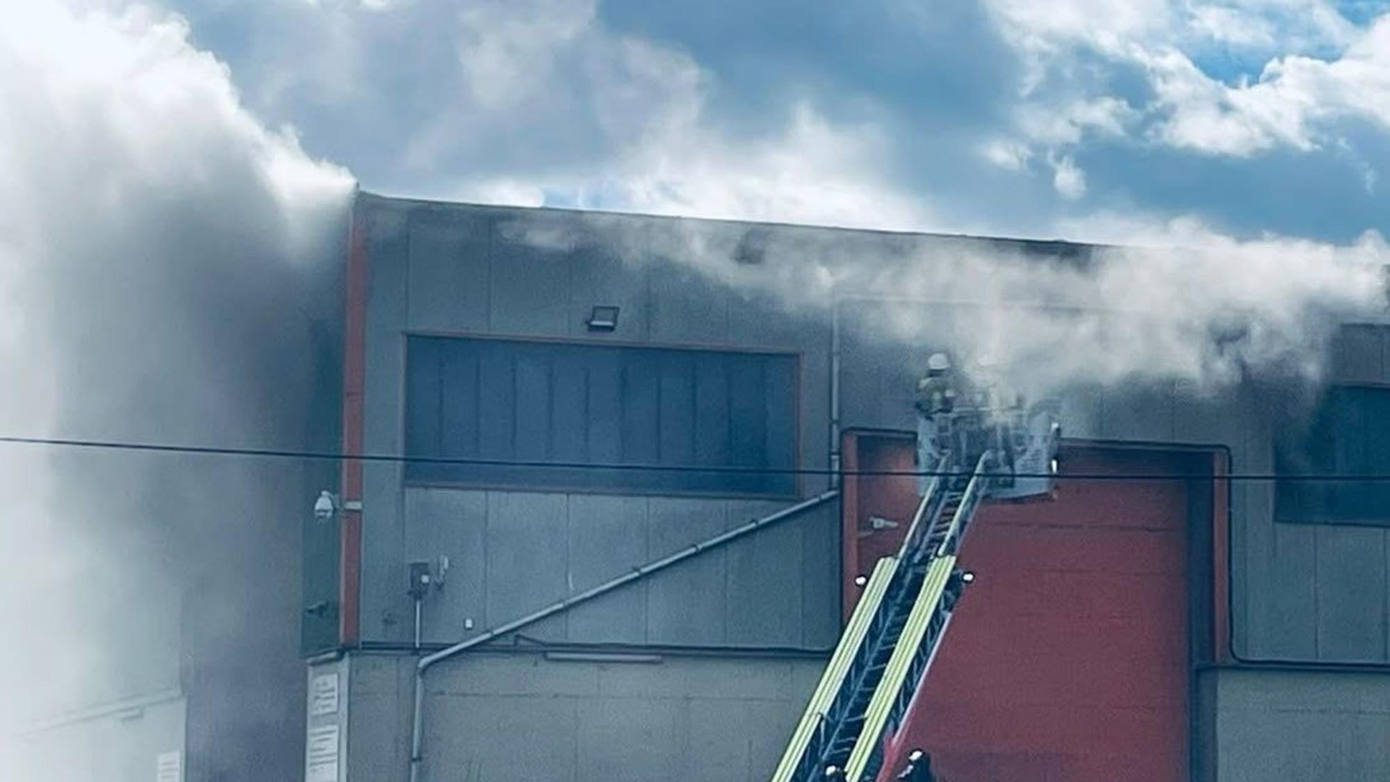 Die Feuerwehr löscht einen Brand in einer Recyclinghalle in Köln-Raderberg.
