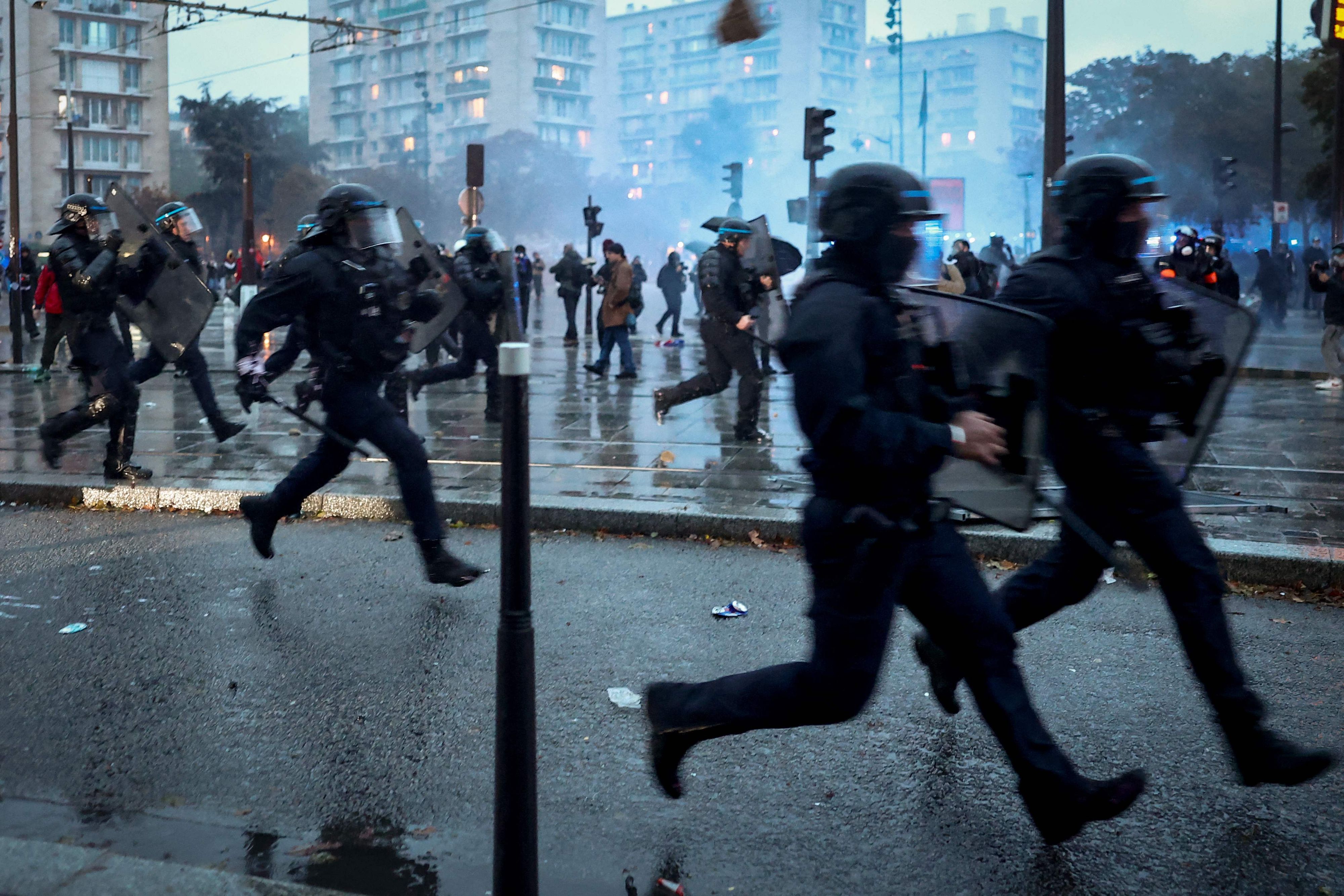 Einsatzkräfte der Polizei sind am Samstagabend (24. Oktober) in Paris im Einsatz.