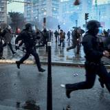 Einsatzkräfte der Polizei sind am Samstagabend (24. Oktober) in Paris im Einsatz.