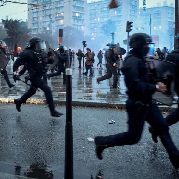 Einsatzkräfte der Polizei sind am Samstagabend (24. Oktober) in Paris im Einsatz.