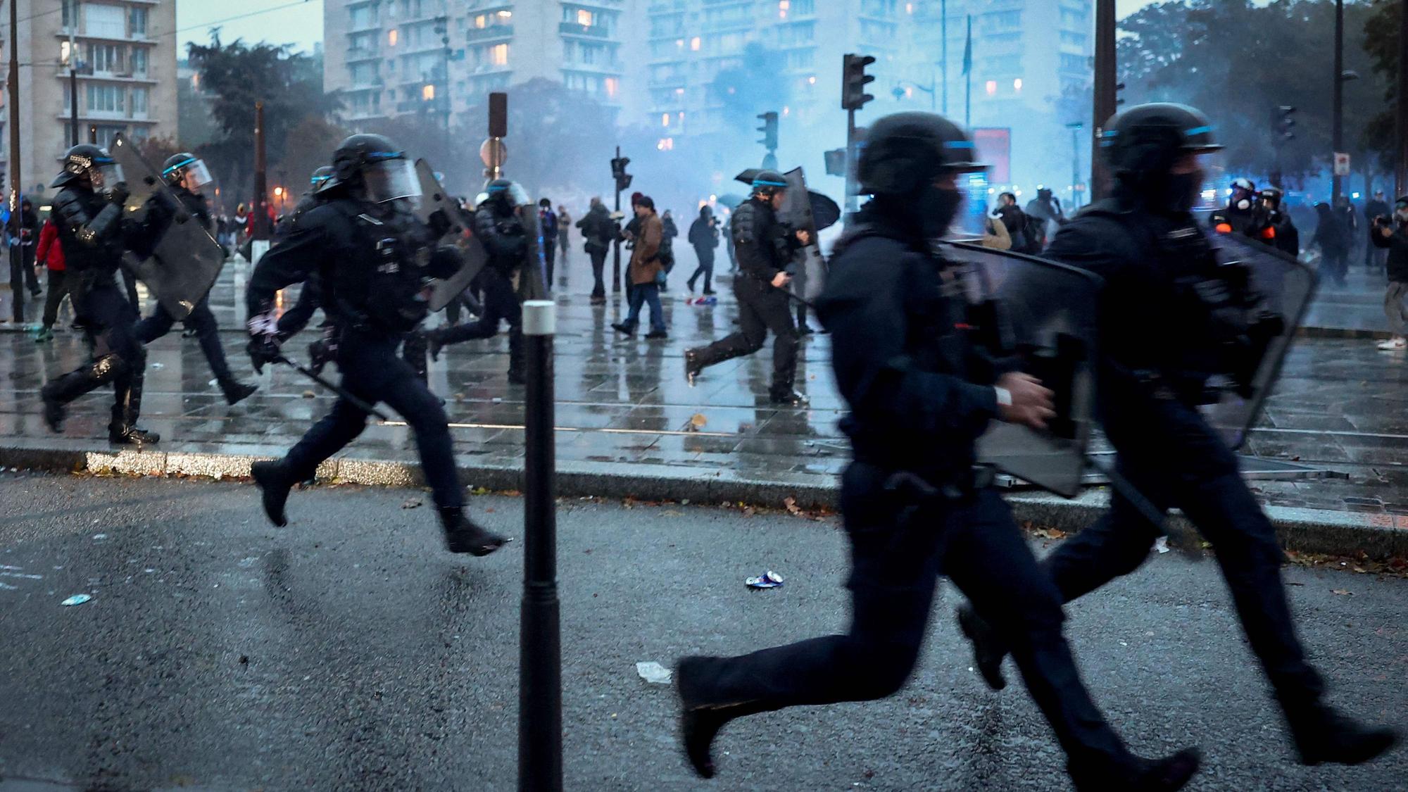 Einsatzkräfte der Polizei sind am Samstagabend (24. Oktober) in Paris im Einsatz.
