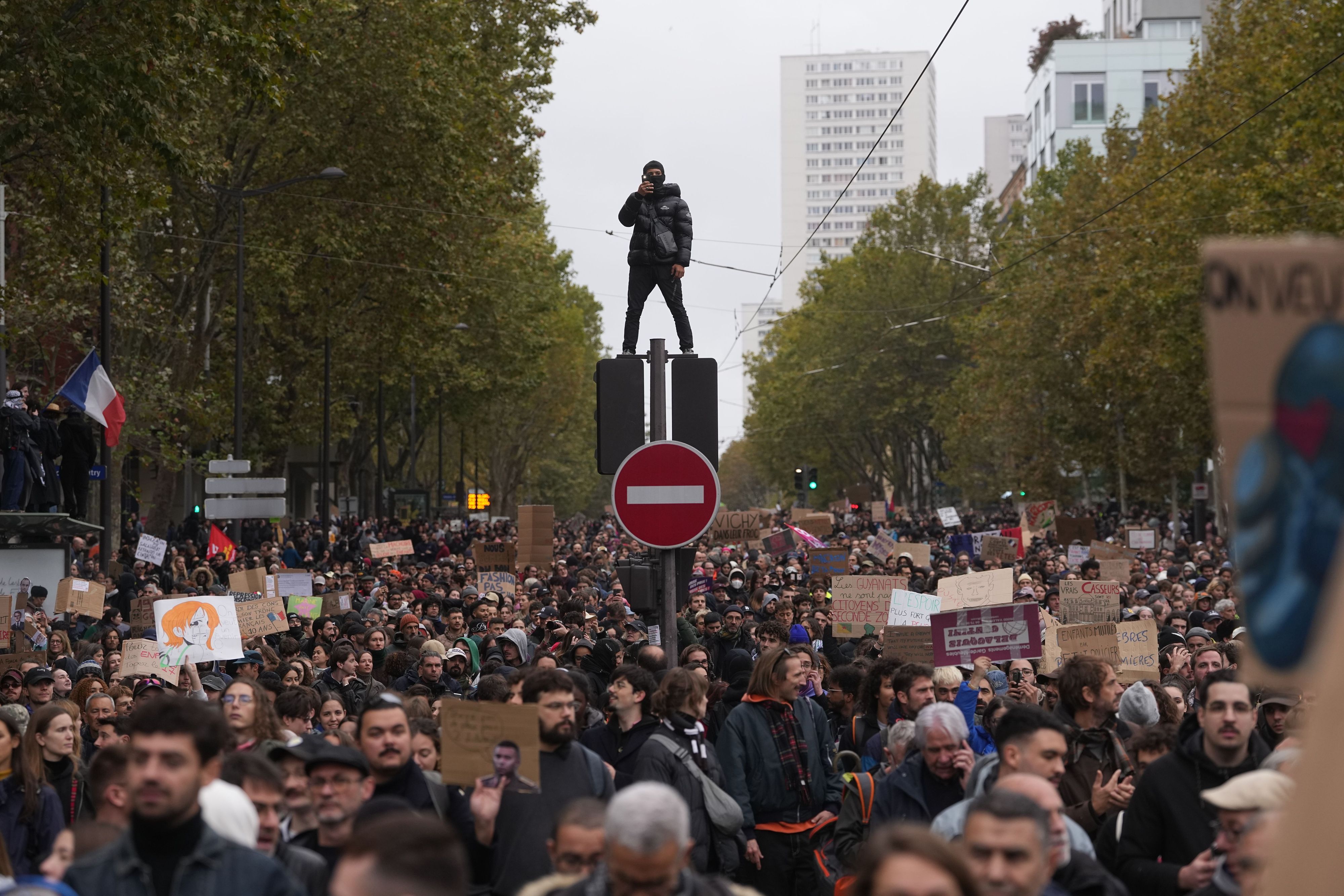 Demonstranten marschieren bei einer Demonstration gegen steigende Lebenshaltungskosten in Paris.