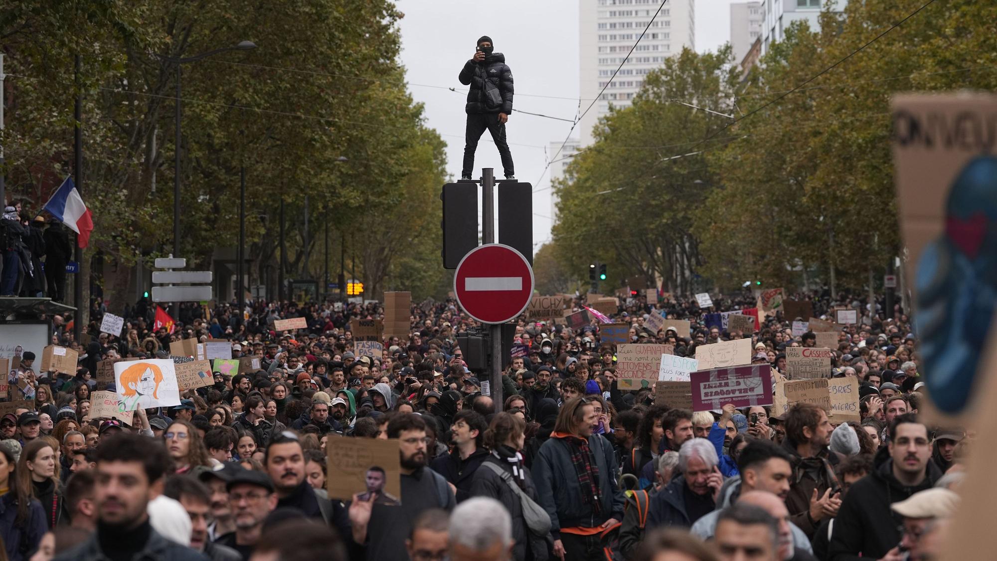 Demonstranten marschieren bei einer Demonstration gegen steigende Lebenshaltungskosten in Paris.