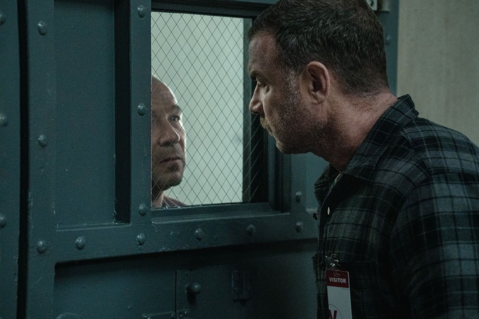 Kommissar Jonah (Liev Schreiber, rechts) lässt das raue Pflaster Philadelphias hinter sich, um in einer Kleinstadt ein ruhigeres Leben zu führen. Doch er hat die Rechnung ohne den gefährlichen Serienkiller Jurek (Stephen Graham) gemacht.  (Bild: Apple )
