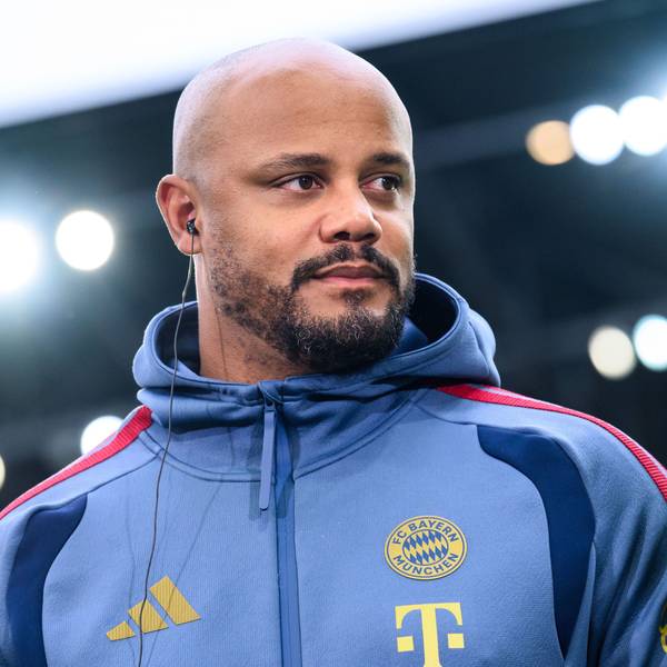 Trainer Vincent Kompany (Bayern München) steht vor einem Spiel im Stadion. (Archivbild)