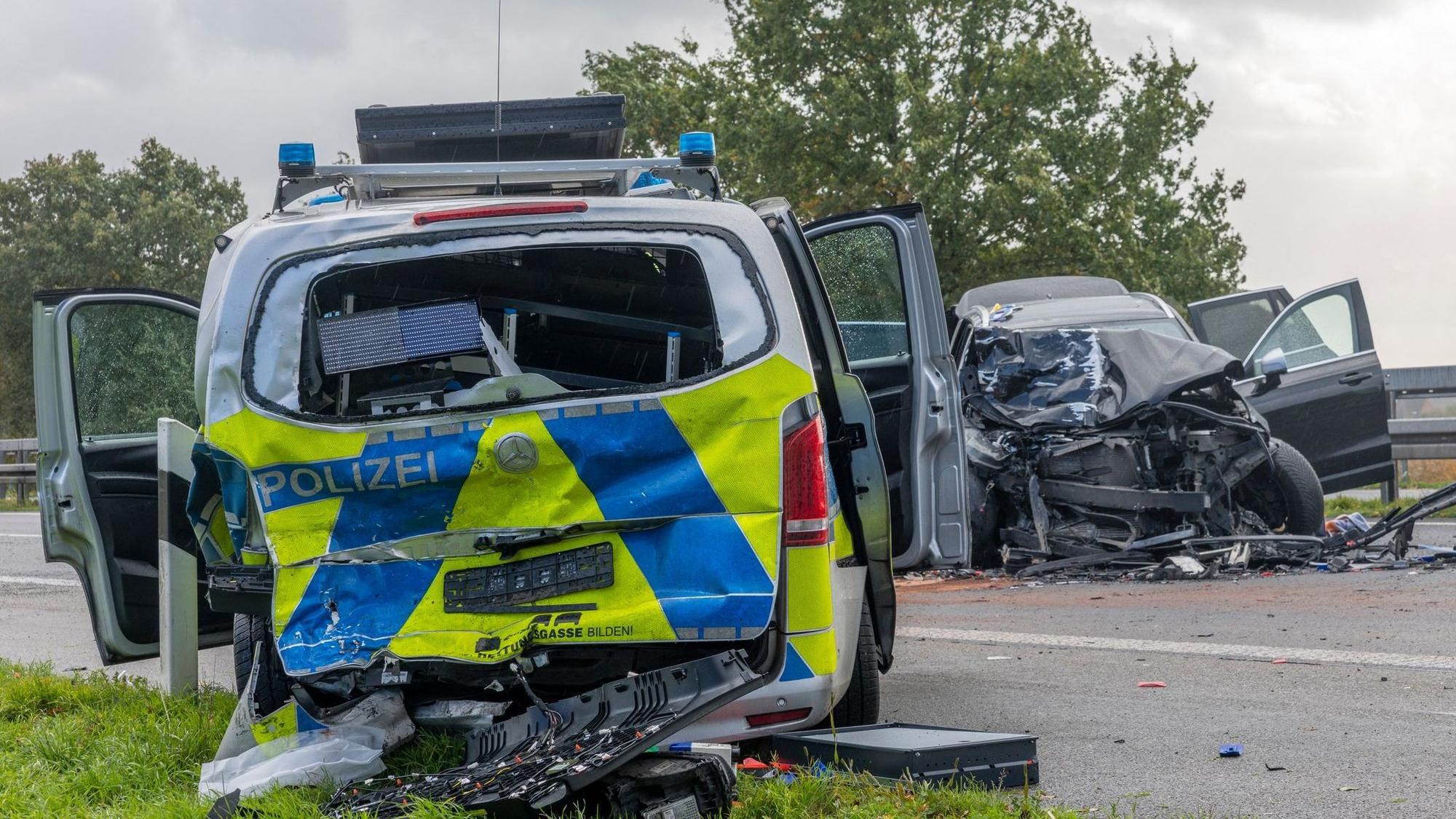 Auto prallt auf stehenden Streifenwagen
