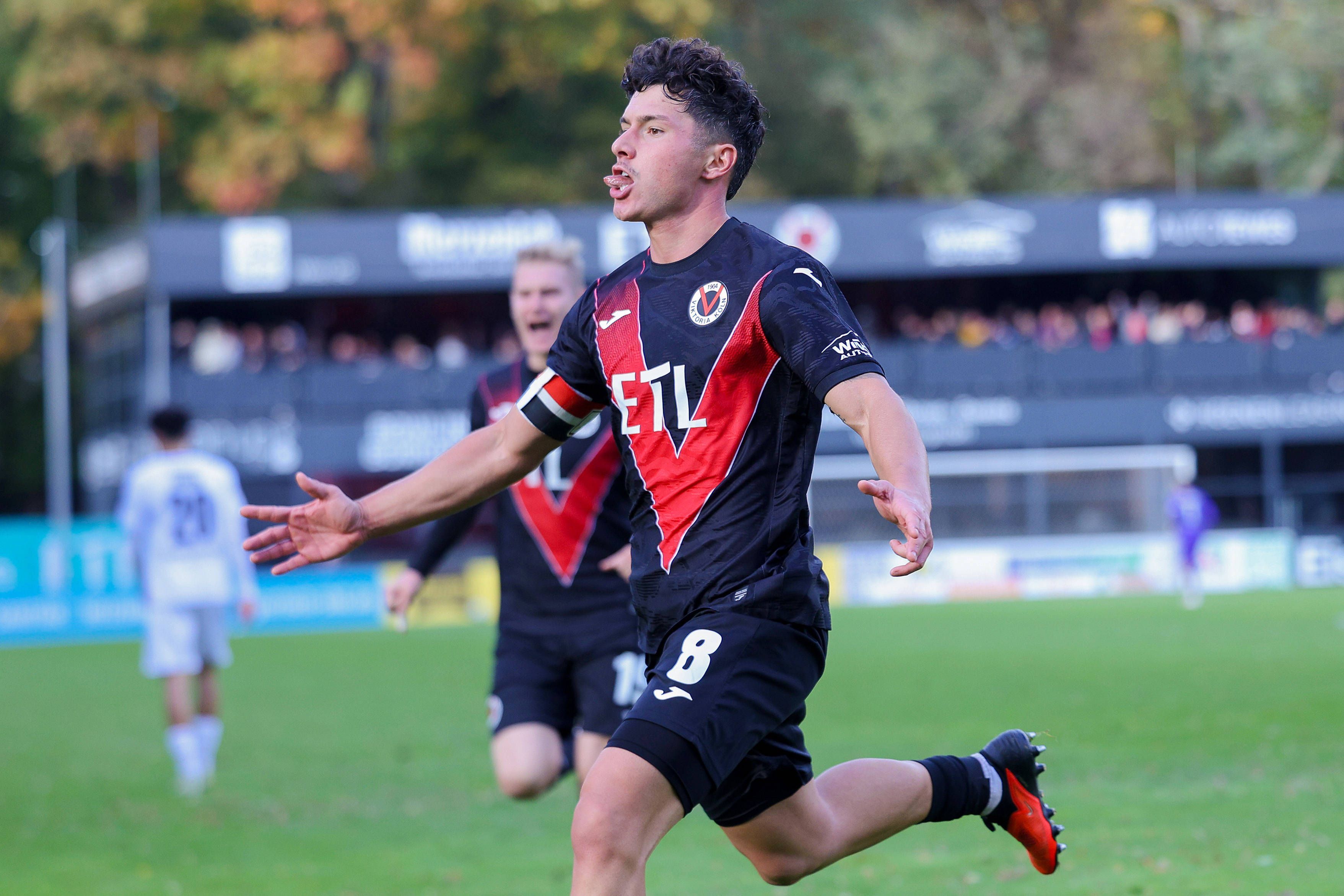 24.10.2026, xsefx, Fußball, FC Viktoria Köln-SC Verl, 3.Liga, 11. Spieltag, Sportpark Höhenberg, Saison 2026 2027: Torjubel nach dem Tor zum 2:1 durch Torschütze Taylan Duman FC Viktoria Koeln 08 DFB regulations prohibit any use of photographs as image sequences and or quasi-video. Nordrhein-Westfalen Deutschland *** October 24, 2026, xsefx, Soccer, FC Viktoria Köln vs. SC Verl, 3. Liga, Matchday 11, Sportpark Höhenberg, 20262027 Season: Celebrations after the 21 goal scored by Taylan Duman. FC Viktoria Köln 08. DFB regulations prohibit any use of photographs as image sequences and/or quasi-video. North Rhine-Westphalia, Germany
