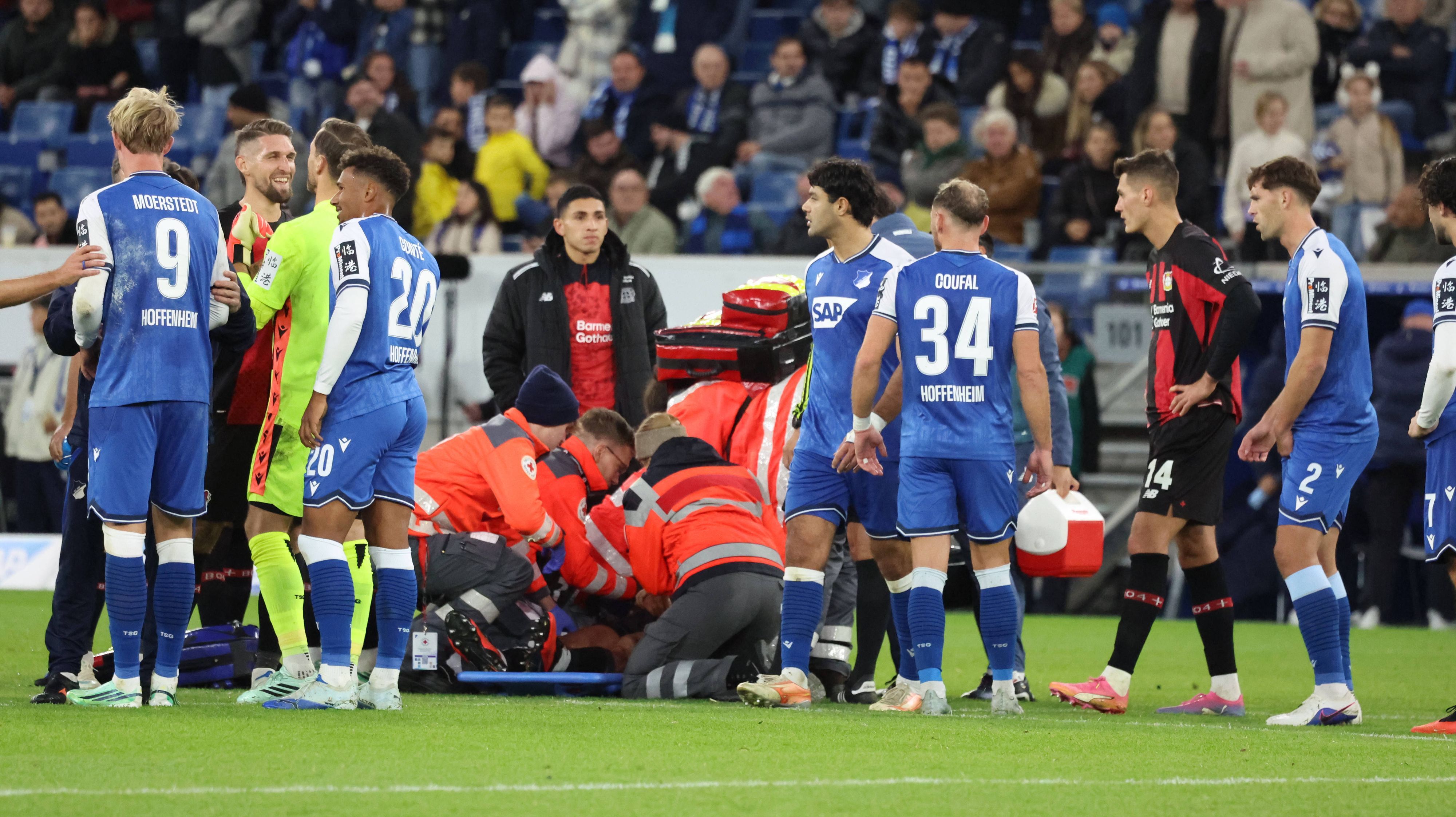25.10.2026, xrekx, Fussball 1.Bundesliga, TSG 1899 Hoffenheim - Bayer 04 Leverkusen v.l. LoÃc BadÃ Bayer 04 Leverkusen verletzt, Verletzung, Schmerz, Schmerzen, injured, injury, pain, pains Trage DFL/DFB REGULATIONS PROHIBIT ANY USE OF PHOTOGRAPHS as IMAGE SEQUENCES and/or QUASI-VIDEO Sinsheim *** October 25, 2026, xrekx, Soccer, Bundesliga 1, TSG 1899 Hoffenheim vs. Bayer 04 Leverkusen, Loïc Badé Bayer 04 Leverkusen injured, injury, pain, pains, injured, injury, pain, pains. DFL and DFB regulations prohibit any use of photographs as image sequences and/or quasi-video. Sinsheim