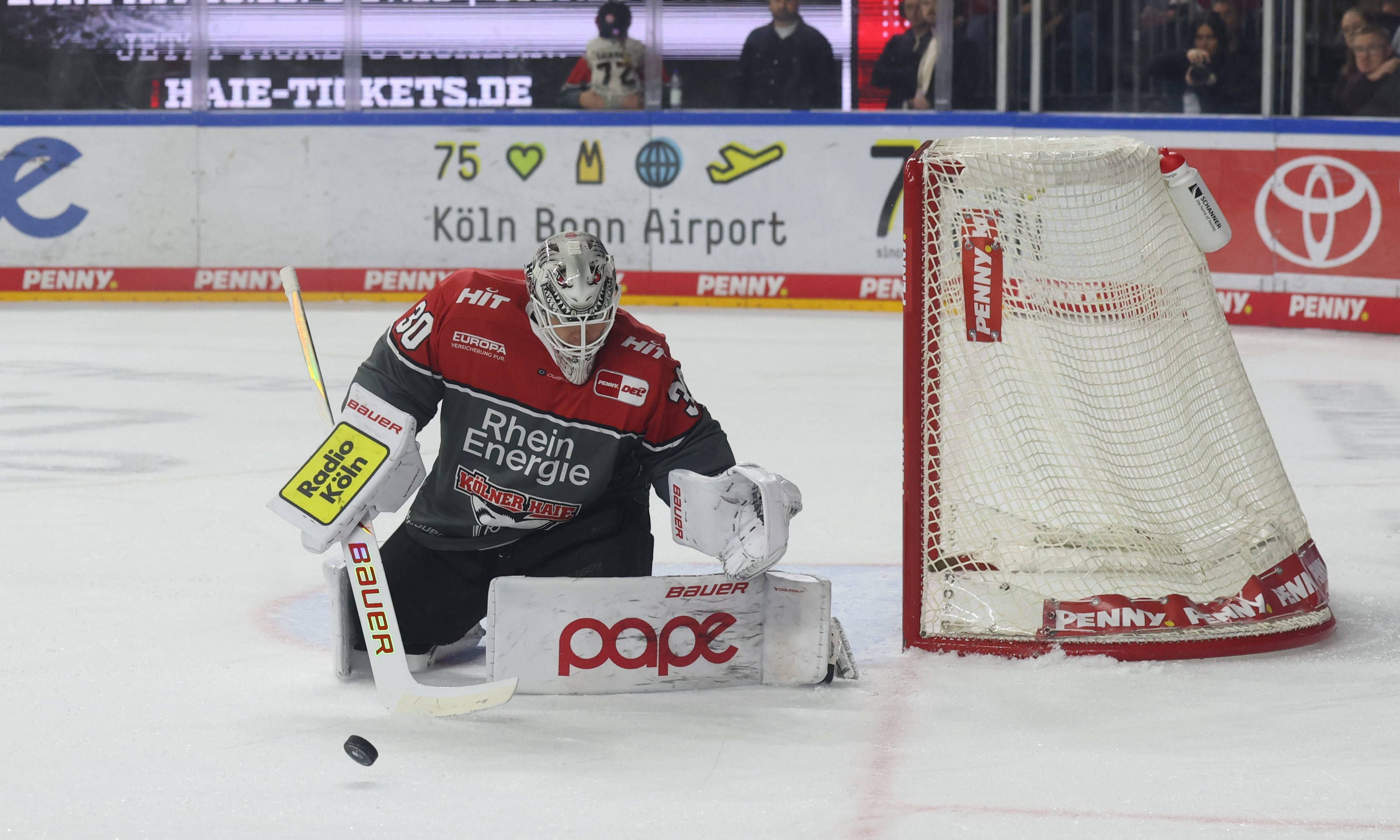 Goalie Janne Juvonen war beim 5:3 in Straubing einer der besten Haie.
