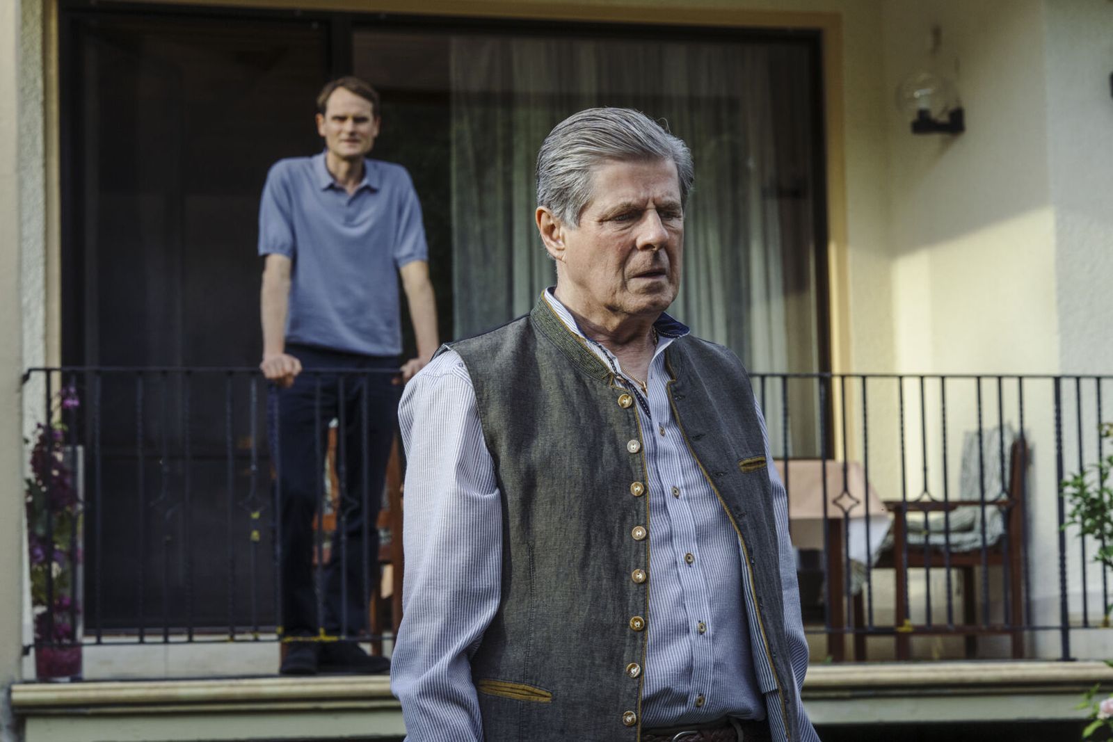 Felix Voss (Fabian Hinrichs, hinten) fand „zum Kotzen“, wie Elias' Vater (Horst Kummeth) auf den gewaltsamen Tod seines Sohnes reagierte. (Bild: BR/Claussen+Putz Filmproduktion GmbH/Hendrik Heiden)