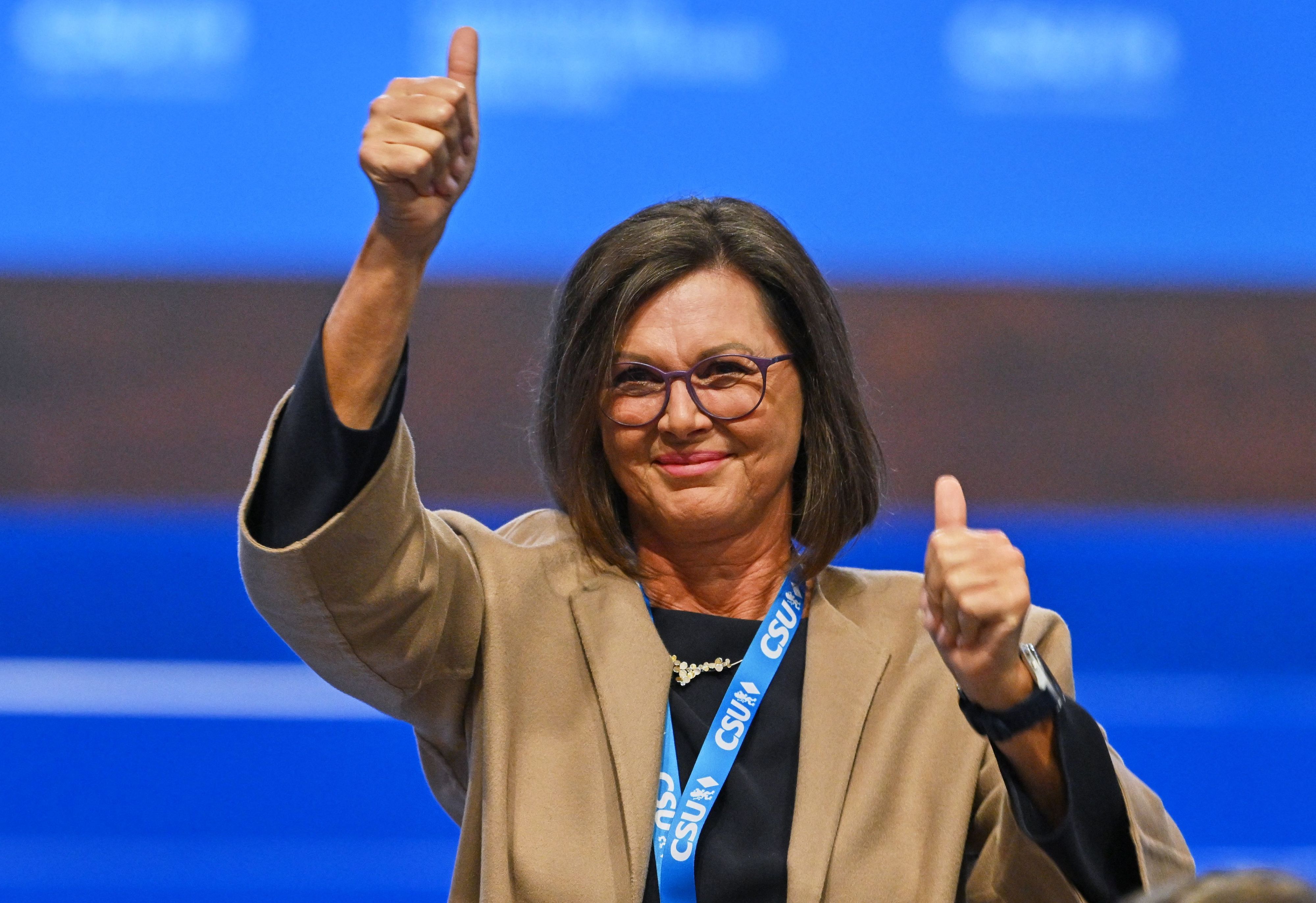 Daumen hoch für mich: Ilse Aigner beim CSU-Parteitag.