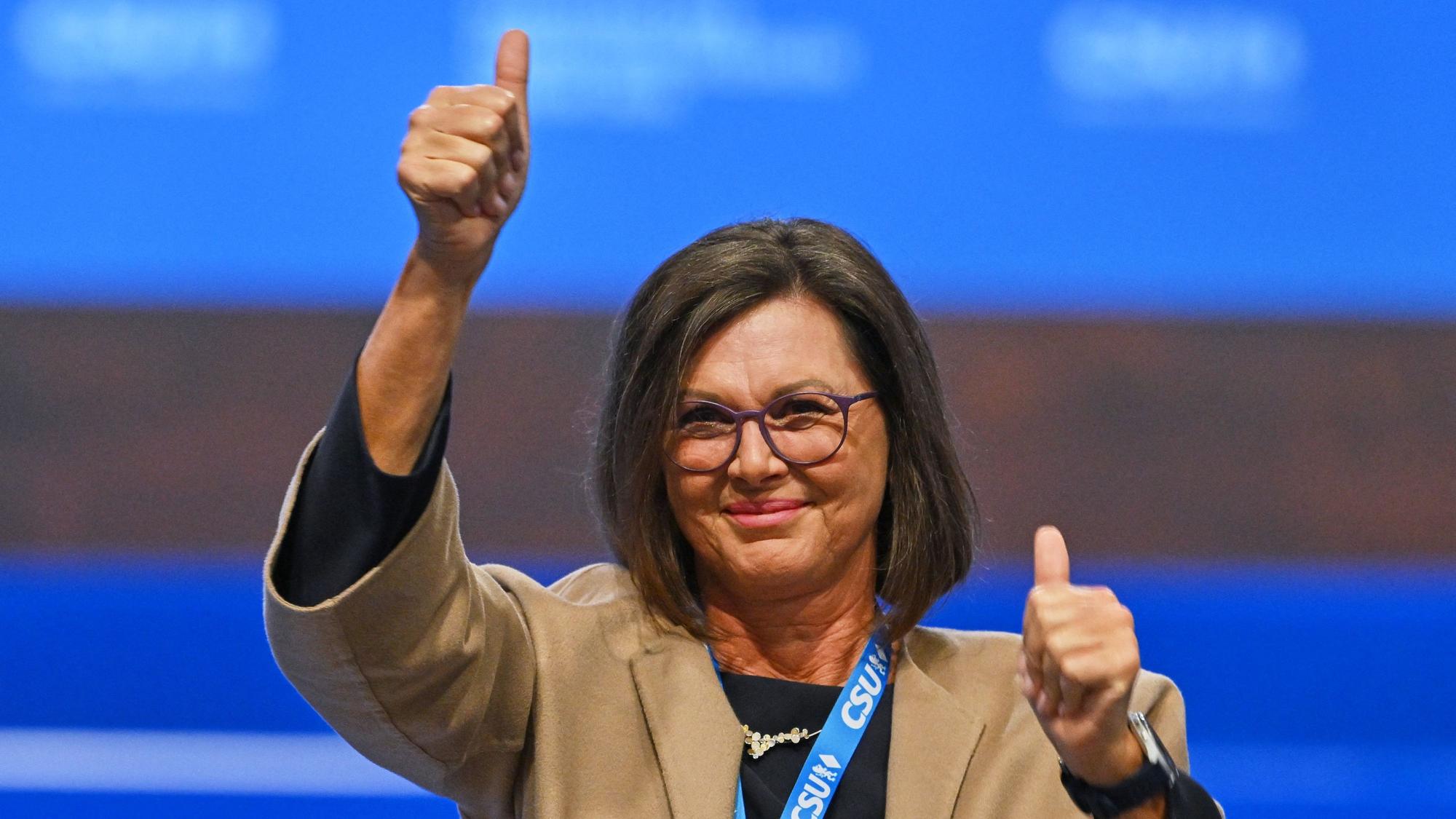 Daumen hoch für mich: Ilse Aigner beim CSU-Parteitag.