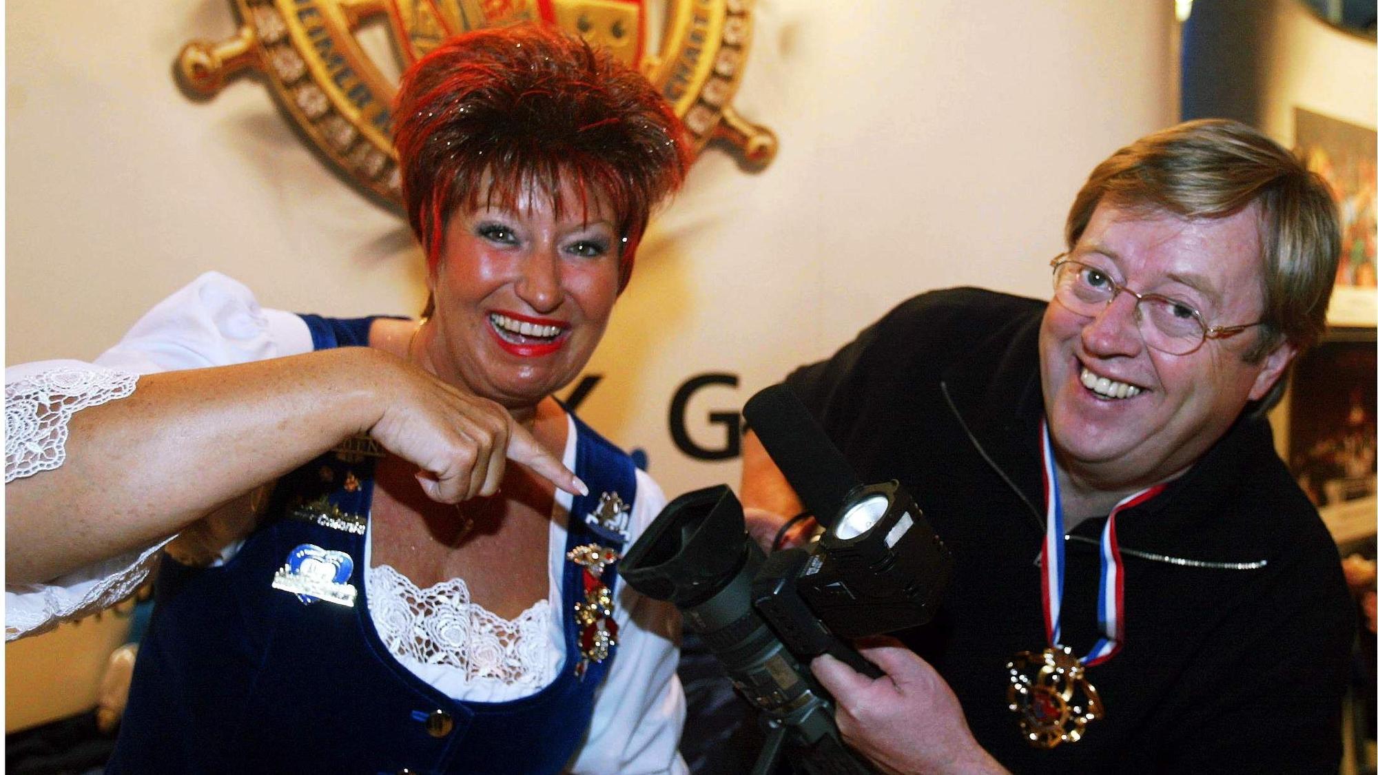 Gisbert Baltes als Kameramann mit Marita Köllner bei der Mädchensitzung der „Großen Mülheimer“. Das Foto wurde am 17. Januar 2007 aufgenommen.