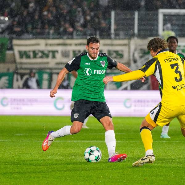 Romario Rösch von Preußen Münster gegen Fortuna Kölns Max Fischer.
