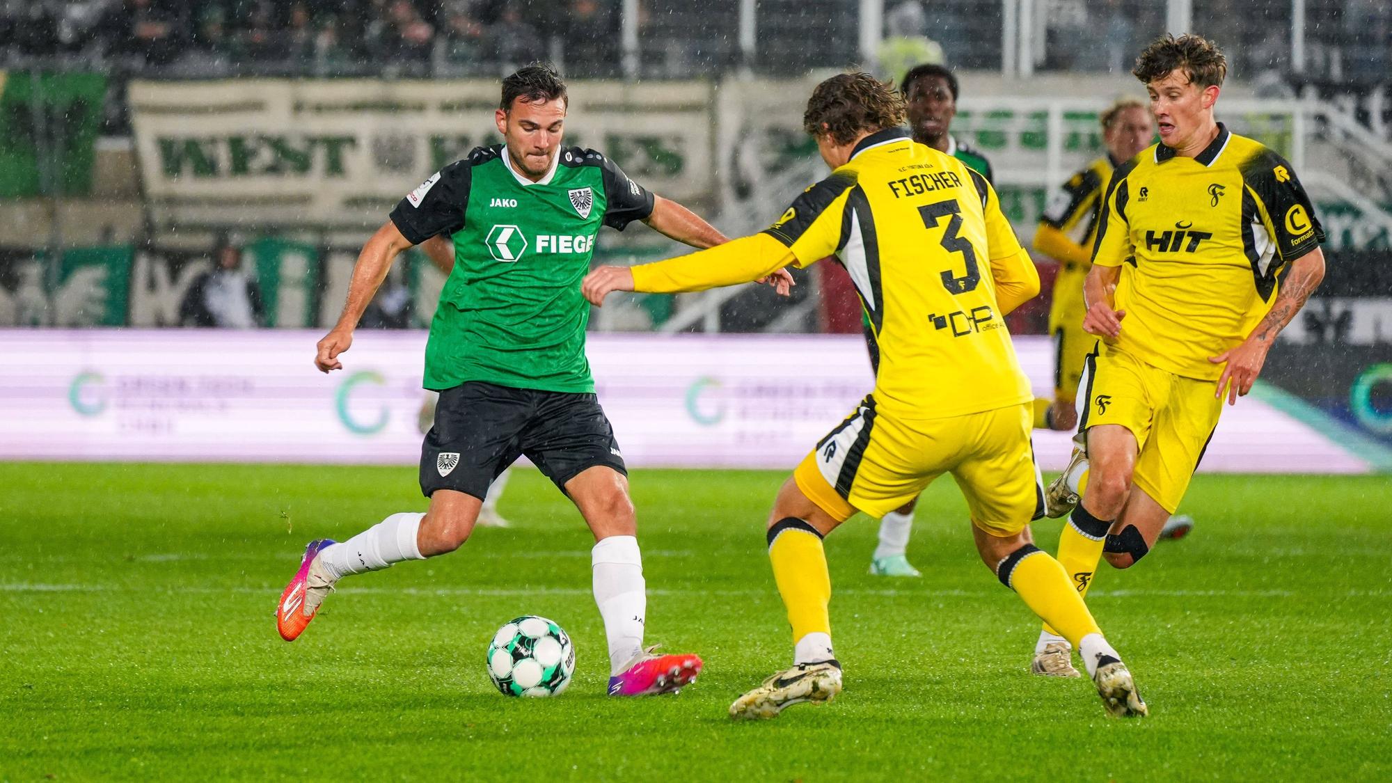 Romario Rösch von Preußen Münster gegen Fortuna Kölns Max Fischer.
