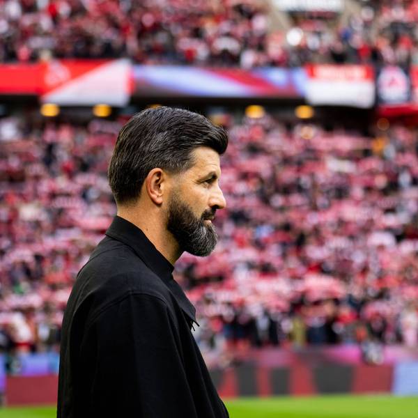 Miron Muslic steht im Stadion, im Hintergrund sind FC-Fans zu sehen.