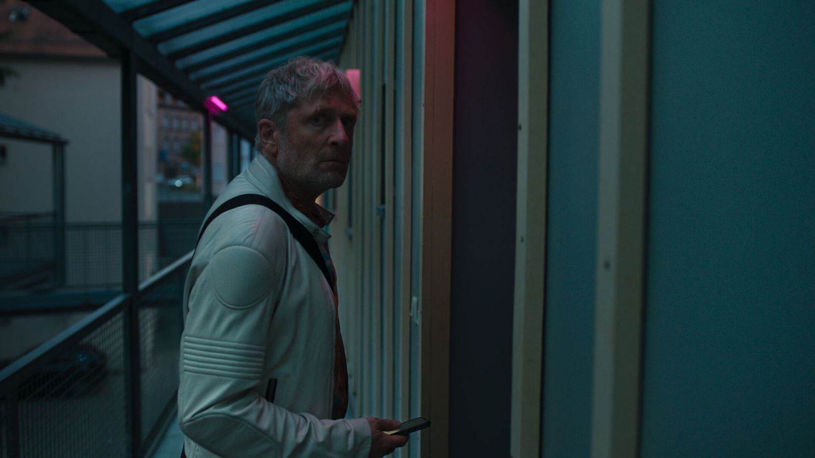 Es war im Dorf bekannt, dass sich Thorsten Widner (Jörg Witte) an Jungen vergriff, doch wirklich etwas gesagt, hat keiner. (Bild: BR/Claussen+Putz Filmproduktion GmbH/Clemens Baumeister)