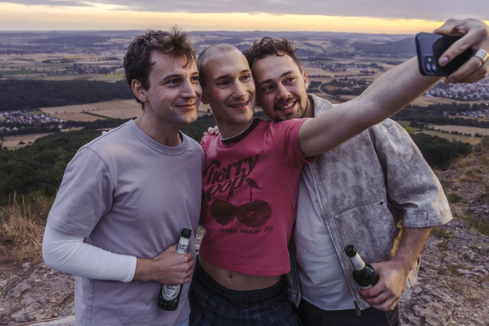 Auf dem Staffelberg im „Gottesgarten“ traf sich Elias (Moritz Bock, Mitte) regelmäßig mit seinen Freunden Toni (Leonard Scheicher, links) und Marcel (Anselm Ferdinand Bresgott). (Bild: BR/Claussen+Putz Filmproduktion GmbH/Hendrik Heiden)