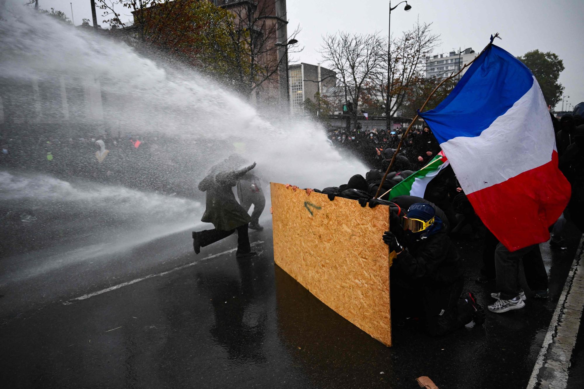 Die Polizei ging in Paris und anderen Städten mit Wasserwerfern gegen die Demonstranten vor.