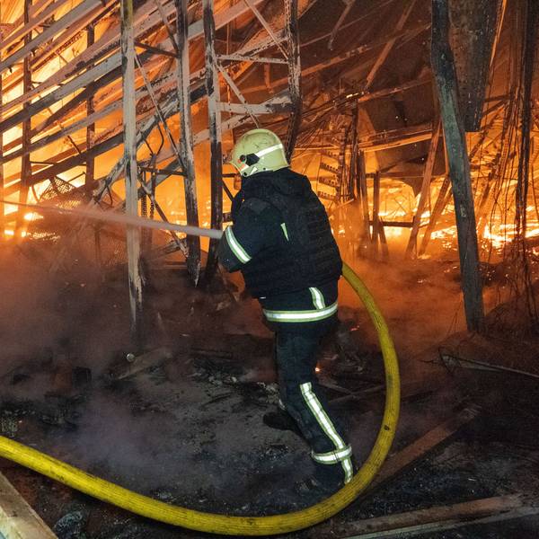 Ein Feuerwehrmann versucht, nach einem russischen Luftangriff am 25. Oktober einen Brand in einem Einkaufszentrum in Charkiw zu löschen.