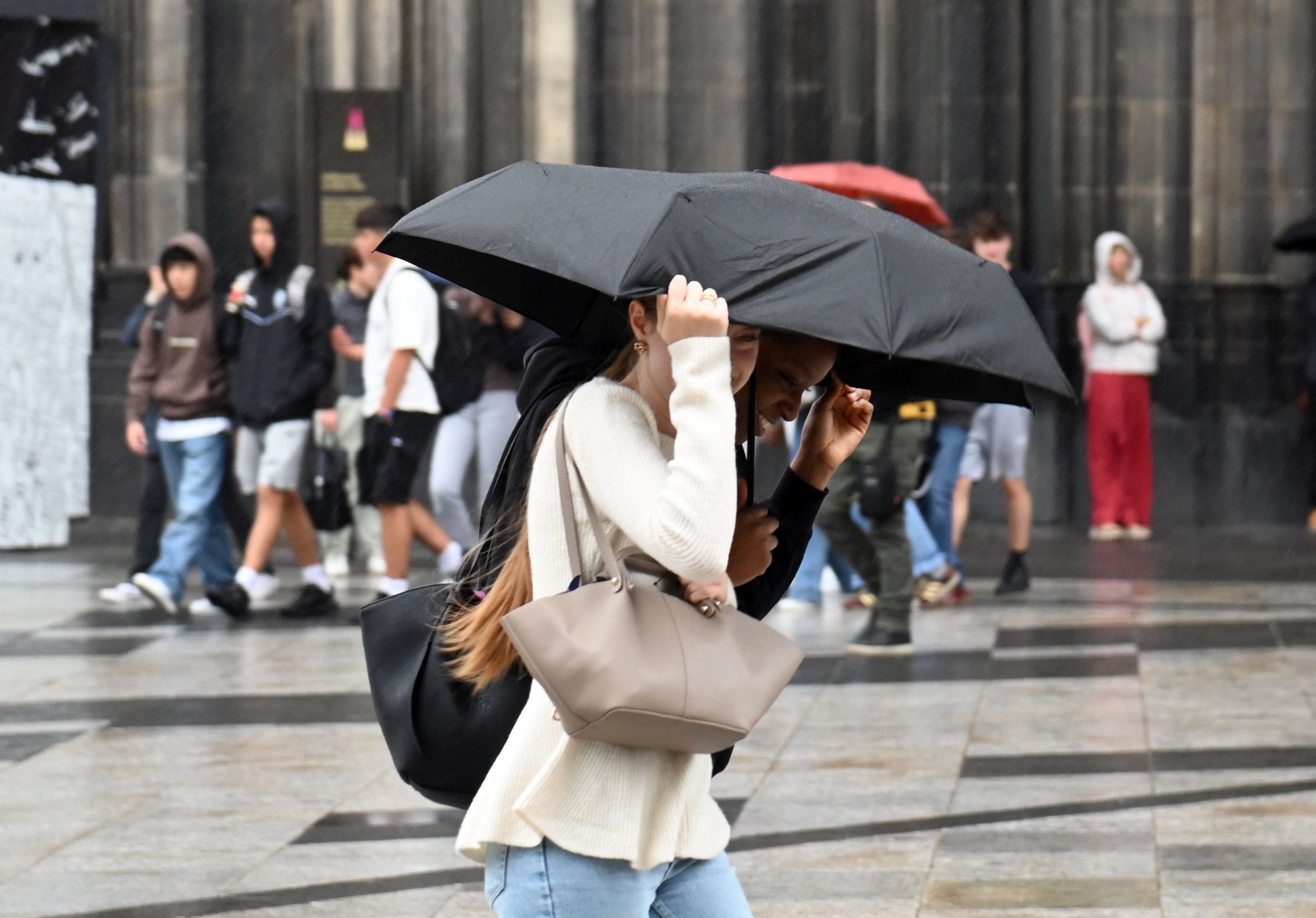 Nach dem Sturm kommt der Regen. In Köln bleibt es nass.
