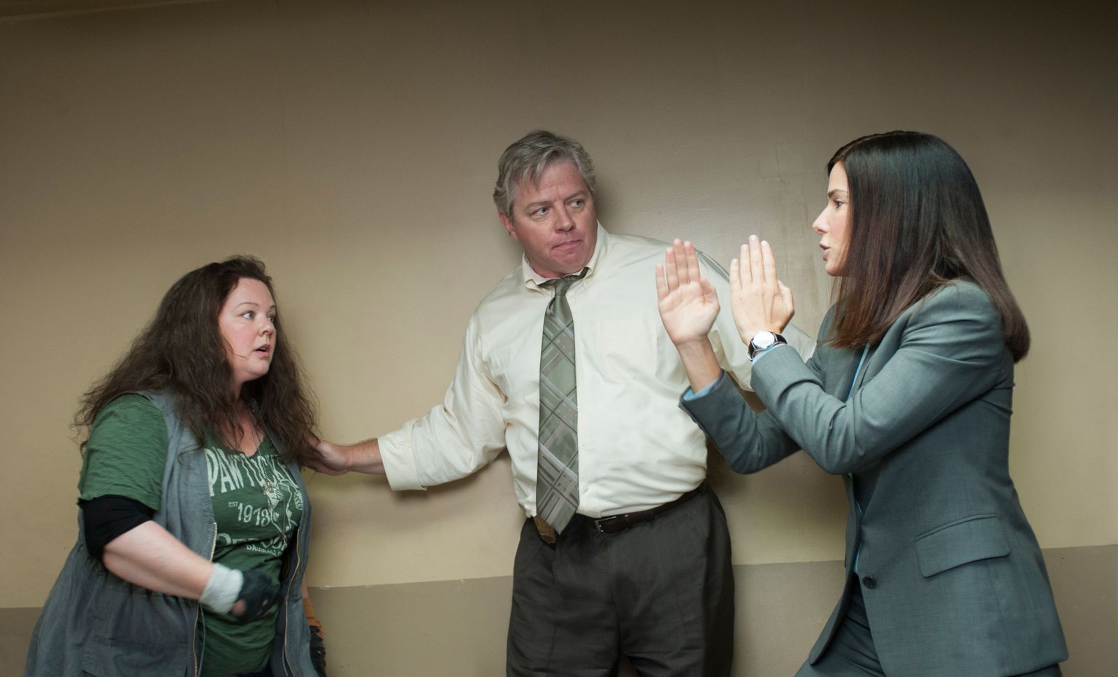 Streithennen: Mullins (Melissa McCarthy, links) und Ashburn (Sandra Bullock) verstehen sich nicht eben gut miteinander, Captain Woods (Tom Wilson) muss dazwischen gehen. (Bild: ProSieben / Twentieth Century Fox Film Corp. / Gemma Lamana)