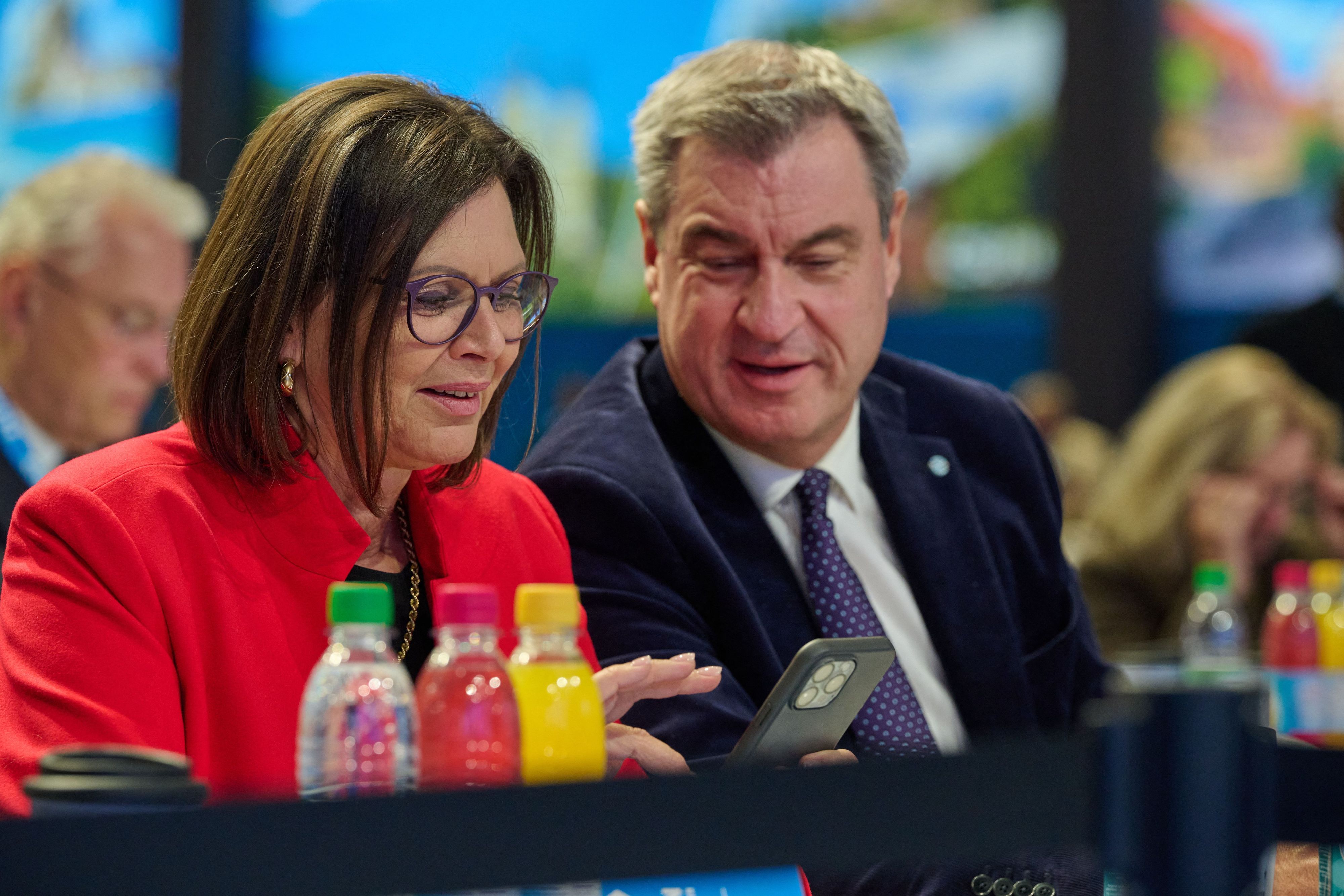 Eigentlich Rivalen: Bayerns Landtagspräsidentin Ilse Aigner und Ministerpräsident Markus Söder beim CSU-Parteitag in München