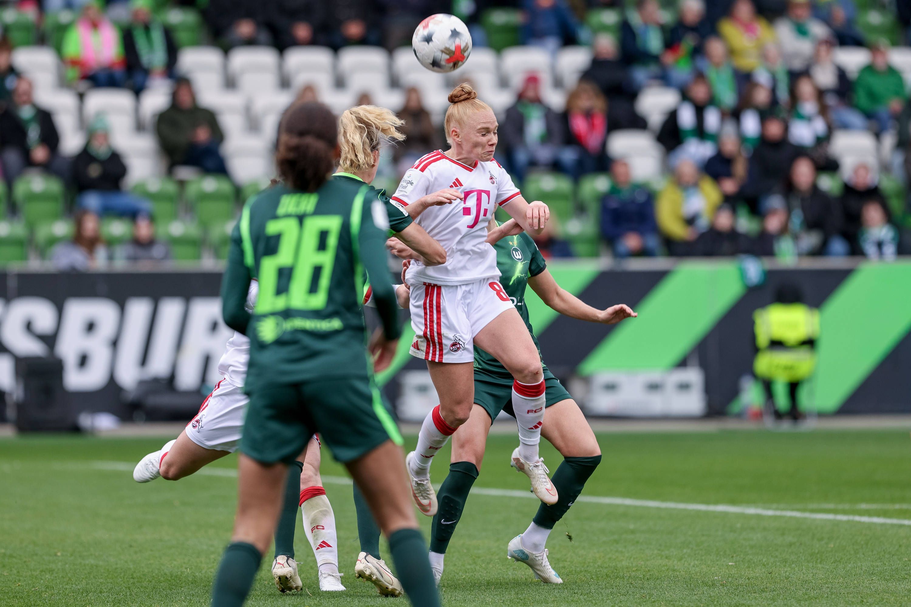 Laura Vogt 1. FC Köln, 8 im Kopfballduell, Kopfball, Zweikampf, Action, Aktion, Spielszene, DIE DFB-RICHTLINIEN UNTERSAGEN JEGLICHE NUTZUNG VON FOTOS ALS SEQUENZBILDER UND/ODER VIDEOÄHNLICHE FOTOSTRECKEN. DFB REGULATIONS PROHIBIT ANY USE OF PHOTOGRAPHS AS IMAGE SEQUENCES AND/OR QUASI-VIDEO., 24.10.2026, Wolfsburg Deutschland, Fussball, Google Pixel Frauen-Bundesliga, VfL Wolfsburg - 1. FC Köln *** Laura Vogt, 1 FC Köln, 8 in a header duel, header, tackle, action, play, DFB REGULATIONS PROHIBIT ANY USE OF PHOTOGRAPHS AS SEQUENCE IMAGES AND/OR VIDEO-LIKE PHOTO SERIES DFB REGULATIONS PROHIBIT ANY USE OF PHOTOGRAPHS AS IMAGE SEQUENCES AND/OR QUASI-VIDEO, October 24, 2026, Wolfsburg, Germany, soccer, Google Pixel Womens Bundesliga, VfL Wolfsburg vs. 1. FC Köln xobx