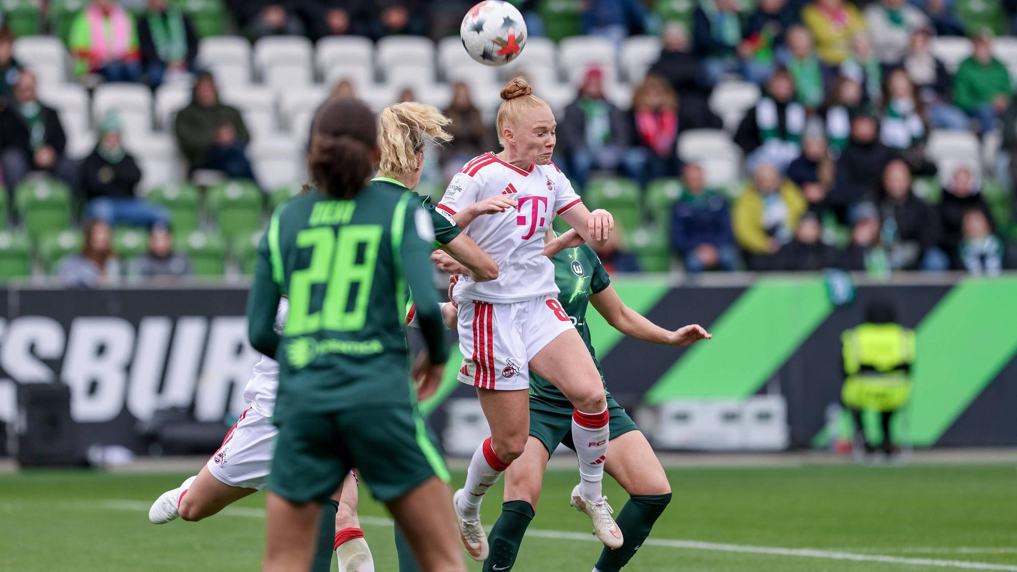 Laura Vogt 1. FC Köln, 8 im Kopfballduell, Kopfball, Zweikampf, Action, Aktion, Spielszene, DIE DFB-RICHTLINIEN UNTERSAGEN JEGLICHE NUTZUNG VON FOTOS ALS SEQUENZBILDER UND/ODER VIDEOÄHNLICHE FOTOSTRECKEN. DFB REGULATIONS PROHIBIT ANY USE OF PHOTOGRAPHS AS IMAGE SEQUENCES AND/OR QUASI-VIDEO., 24.10.2026, Wolfsburg Deutschland, Fussball, Google Pixel Frauen-Bundesliga, VfL Wolfsburg - 1. FC Köln *** Laura Vogt, 1 FC Köln, 8 in a header duel, header, tackle, action, play, DFB REGULATIONS PROHIBIT ANY USE OF PHOTOGRAPHS AS SEQUENCE IMAGES AND/OR VIDEO-LIKE PHOTO SERIES DFB REGULATIONS PROHIBIT ANY USE OF PHOTOGRAPHS AS IMAGE SEQUENCES AND/OR QUASI-VIDEO, October 24, 2026, Wolfsburg, Germany, soccer, Google Pixel Womens Bundesliga, VfL Wolfsburg vs. 1. FC Köln xobx