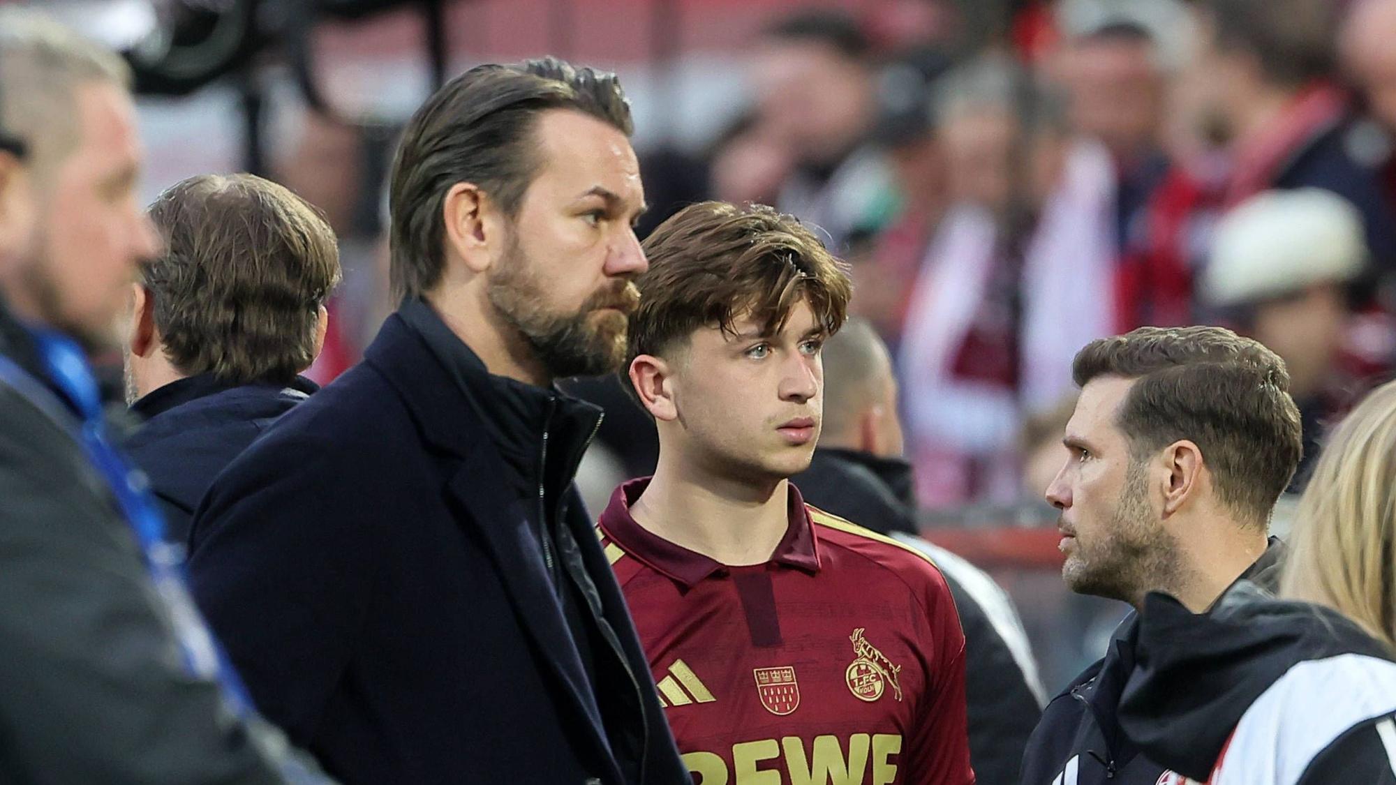 1. FC Köln vs. Schalke 04, 7. Spieltag, 24.10.2026, 15.30 Uhr, Mitte von links: Thomas Kessler, Mikey Moore 1. FC Köln nach dem Spiel auf dem Weg in die Kabine, Bild: *** Local Caption *** Ausschließlich redaktionelle Nutzung Editorial use only *** Sports: 1. FC Köln vs. Schalke 04, Matchday 7, October 24, 2026, 3:30 p.m., center from left: Thomas Kessler, Mikey Moore, 1. FC Köln on their way to the locker room after the game, Photo *** Local Caption *** Editorial use only
