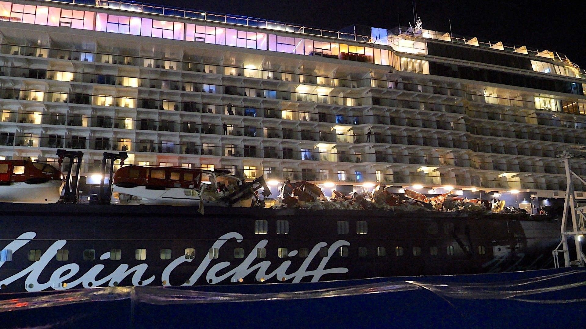 Blick auf die „Mein Schiff 3“ nach der Kollision. Das Kreuzfahrtschiff ist mit einem Containerschiff zusammengestoßen.