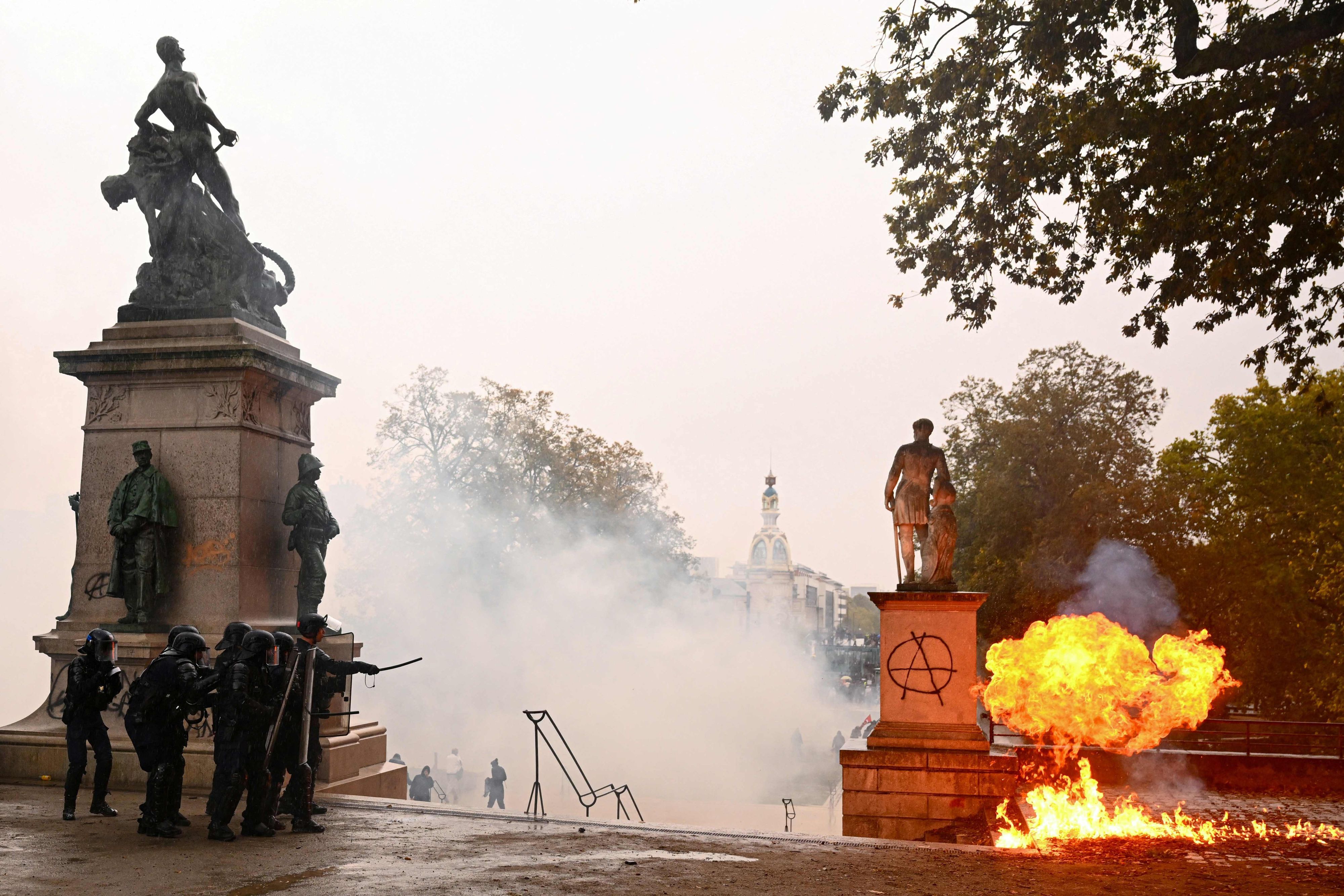 Französische Polizisten in Kampfausrüstung sind im Einsatz, als während einer Demonstration in Nantes, Westfrankreich, ein Molotowcocktail explodiert.