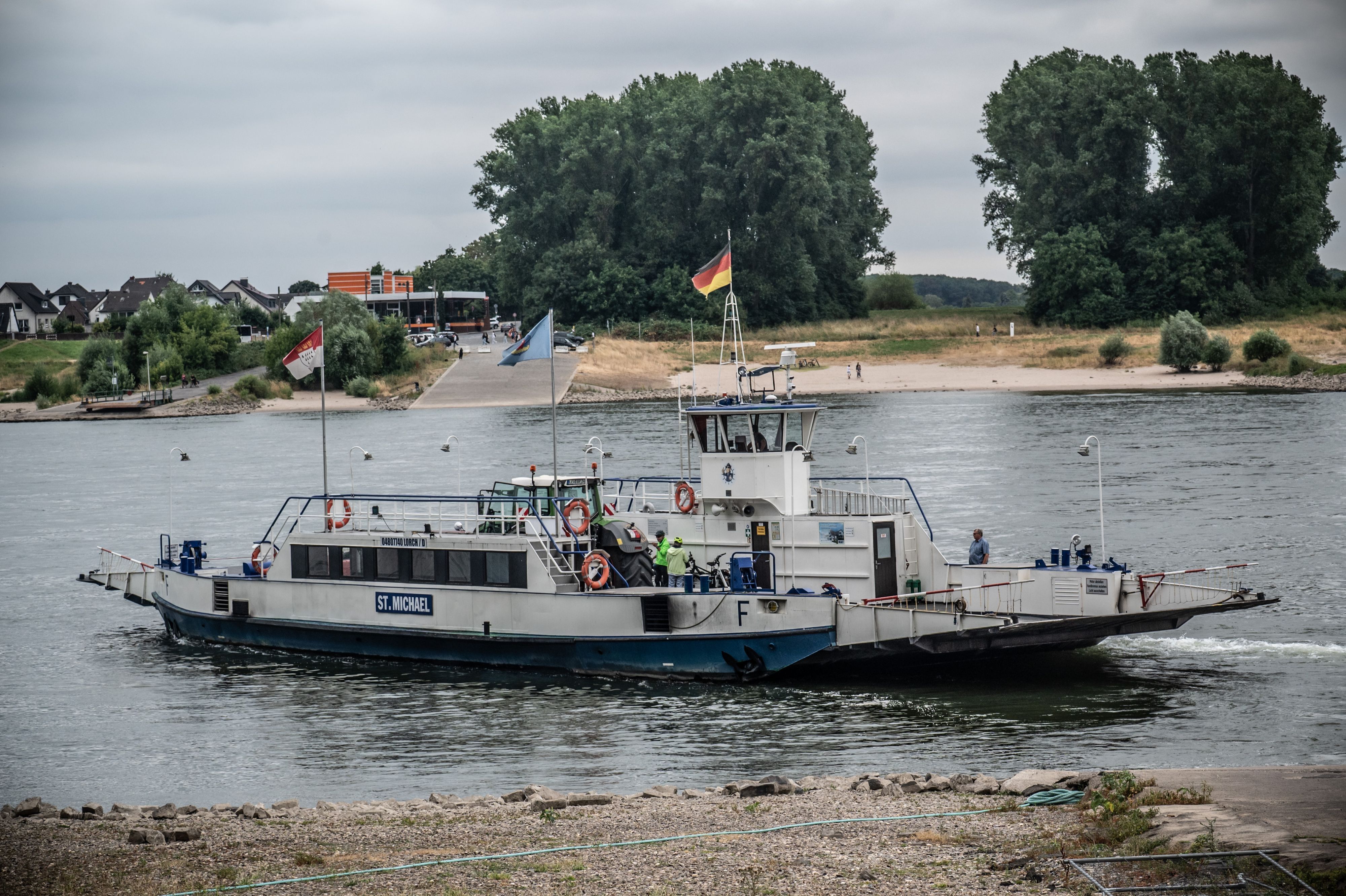 Hitdorf Fähre Sankt Michael setzt mit einem Traktor über Landwirtschaft. Bild: Ralf Krieger