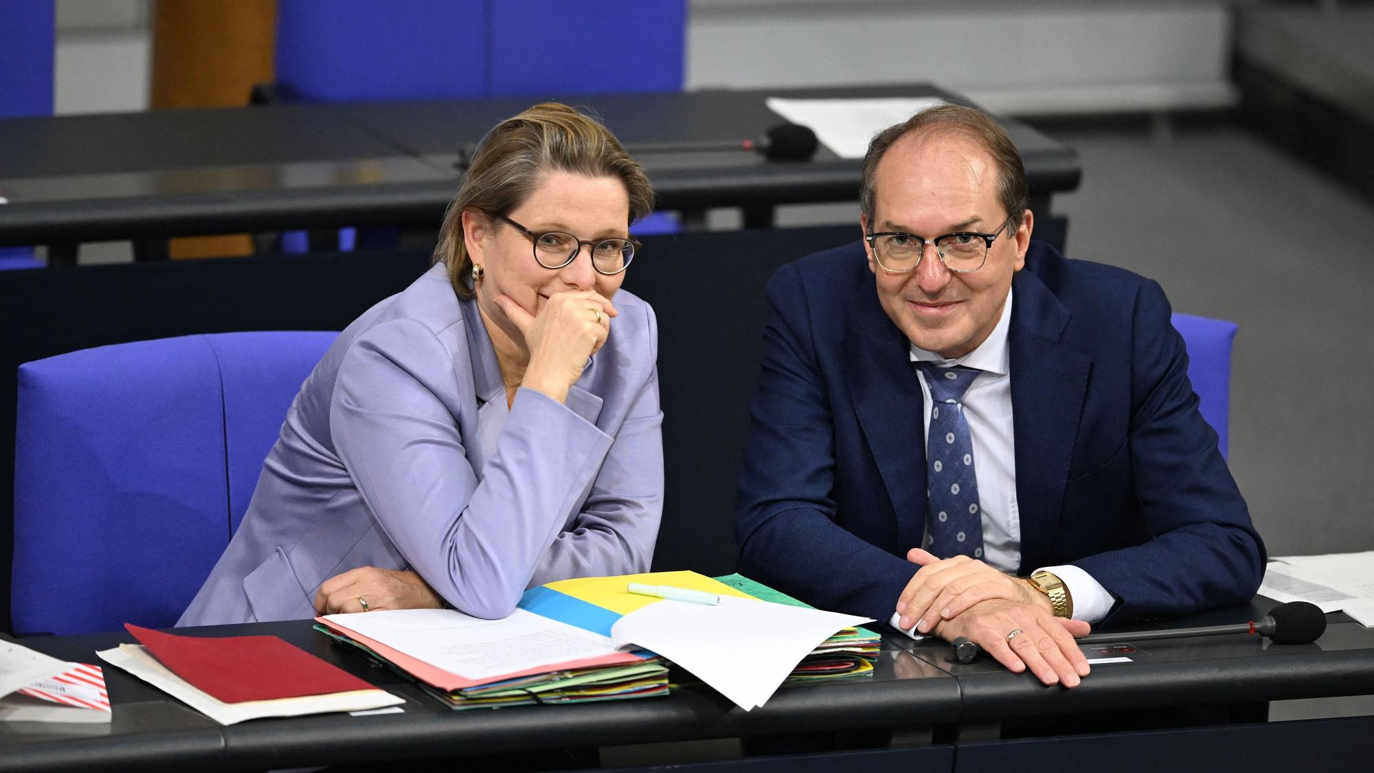 Auf der Regierungsbank: Justizministerin Stefanie Hubig (SPD) und Innenminister Alexander Dobrindt (CSU)